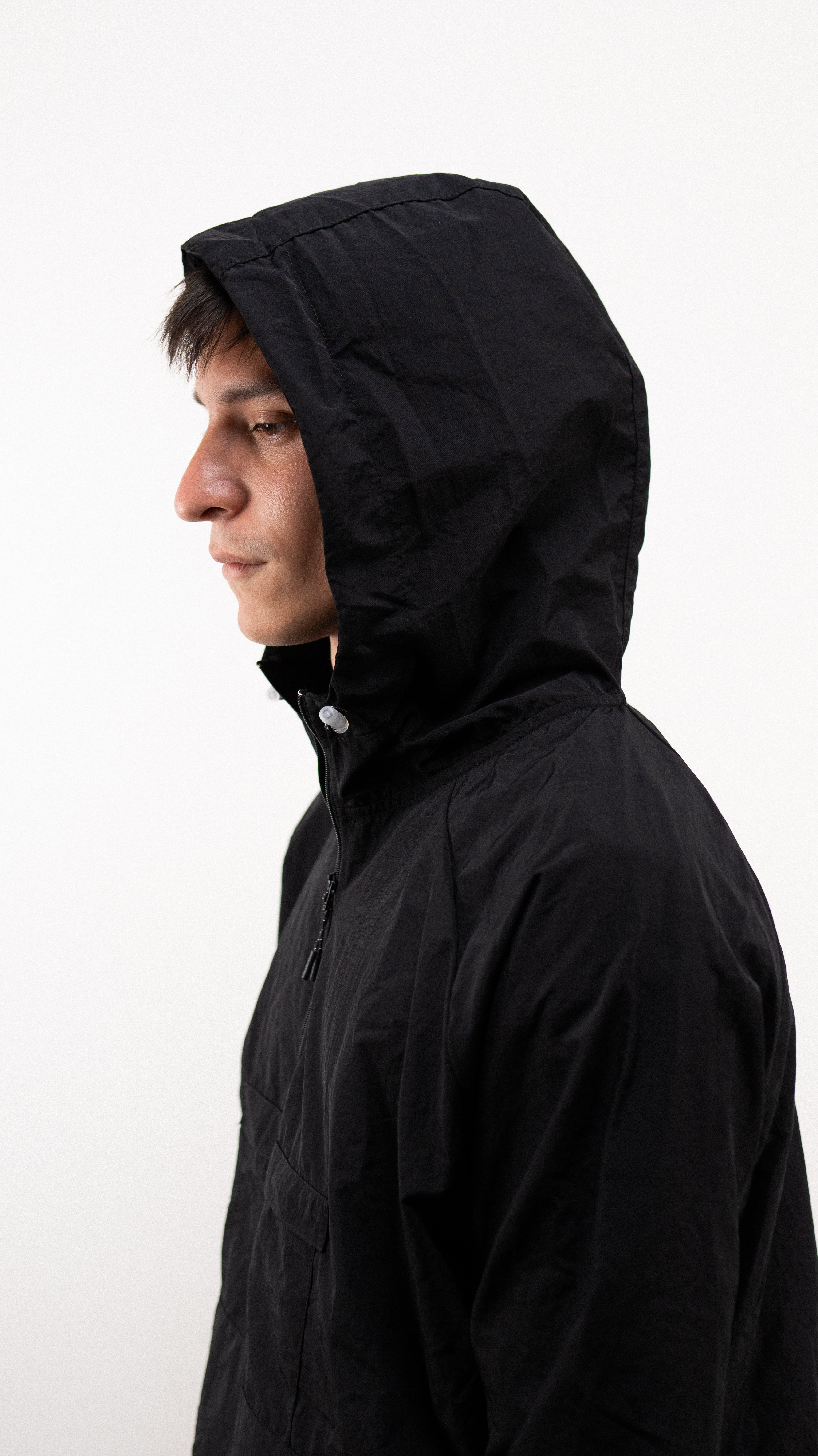 Windbreaker Hoodie - Black, casaca cortaviento de INOPORTUNO. Foto 2 de 10