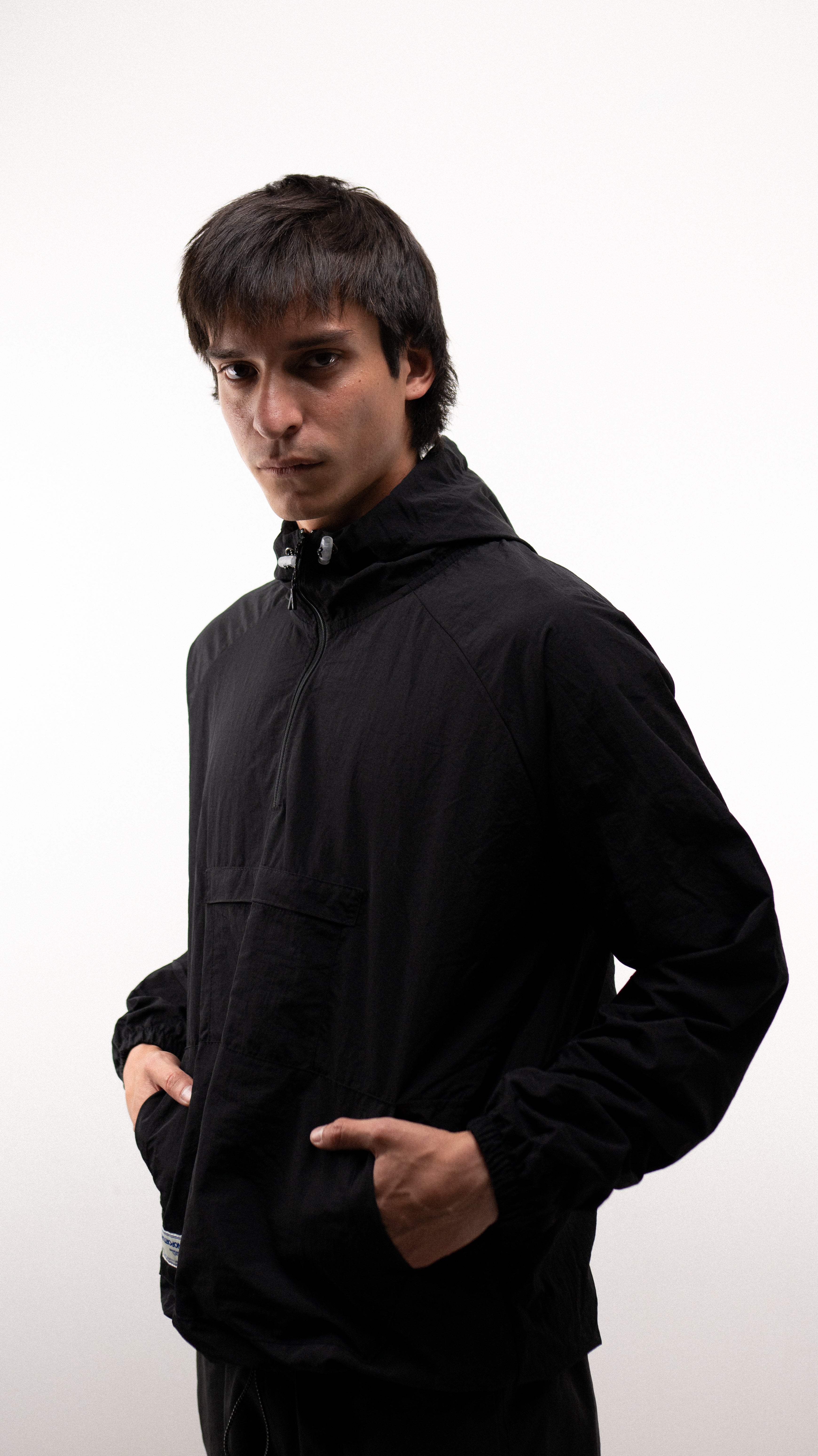 Windbreaker Hoodie - Black, casaca cortaviento de INOPORTUNO. Foto 5 de 10