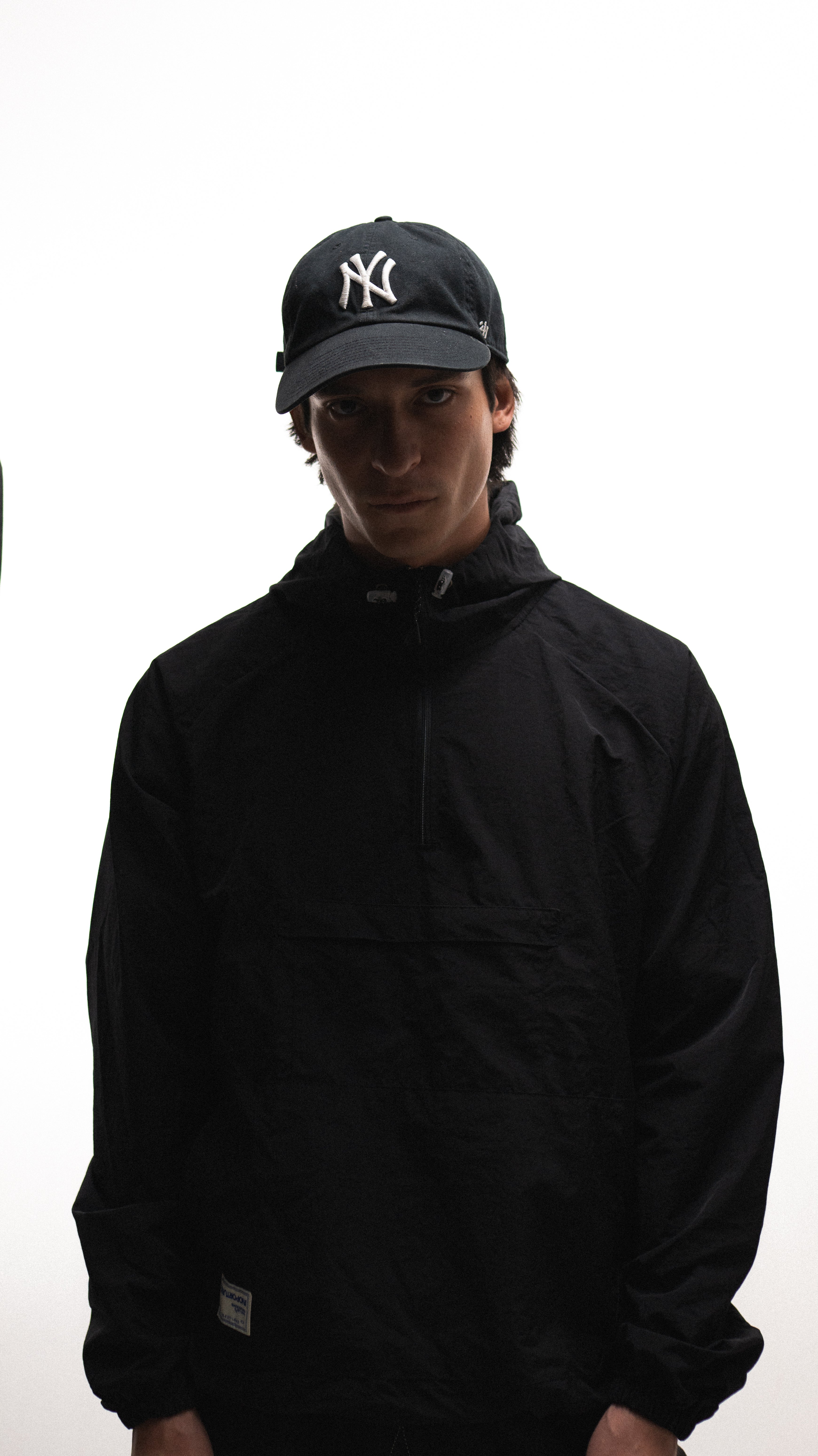 Windbreaker Hoodie - Black, casaca cortaviento de INOPORTUNO. Foto 10 de 10