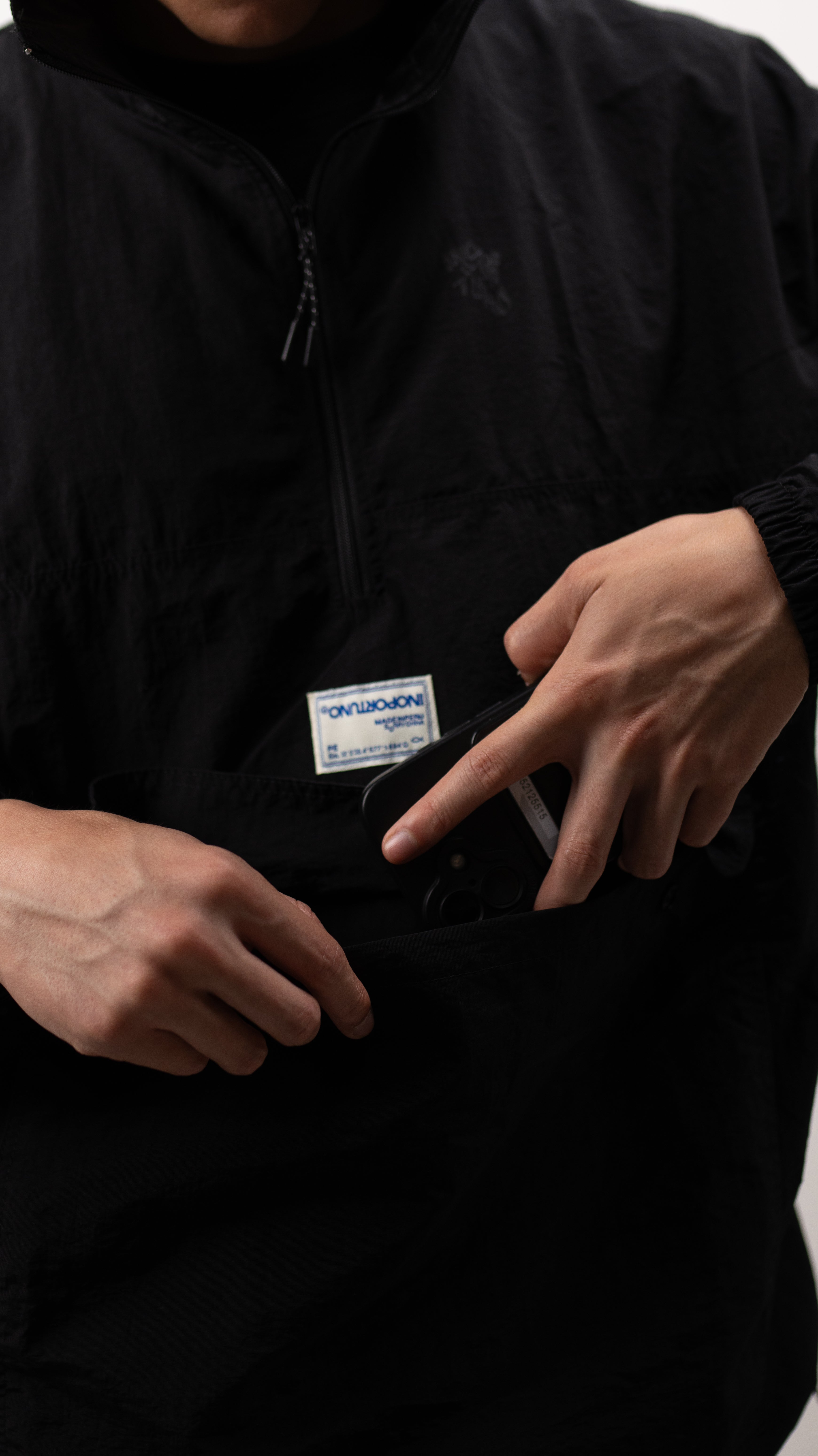 Windbreaker Big Pocket - Black, casaca cortaviento de INOPORTUNO. Foto 3 de 5