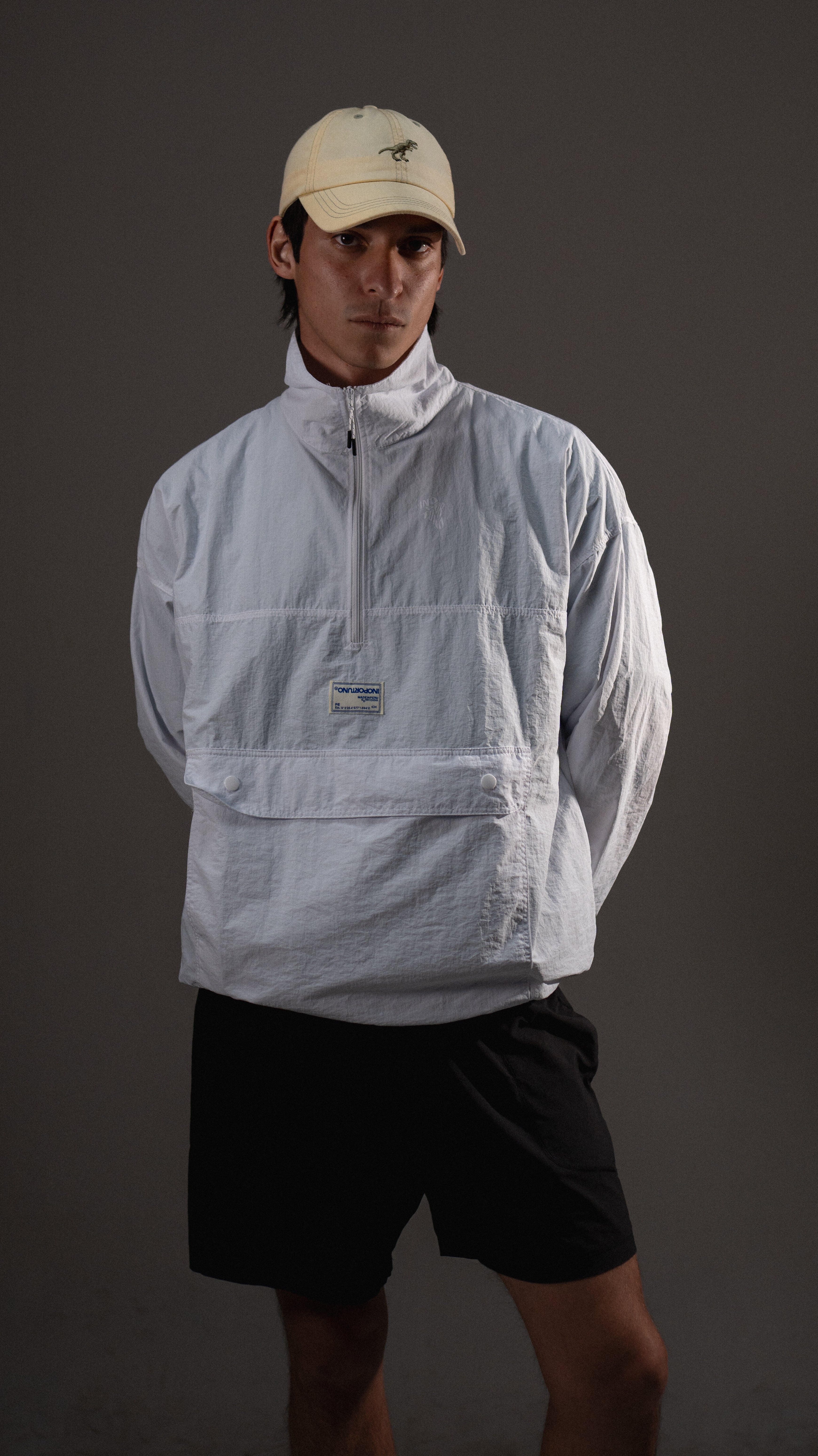 Windbreaker Big Pocket - White, casaca cortaviento de INOPORTUNO. Foto 1 de 5