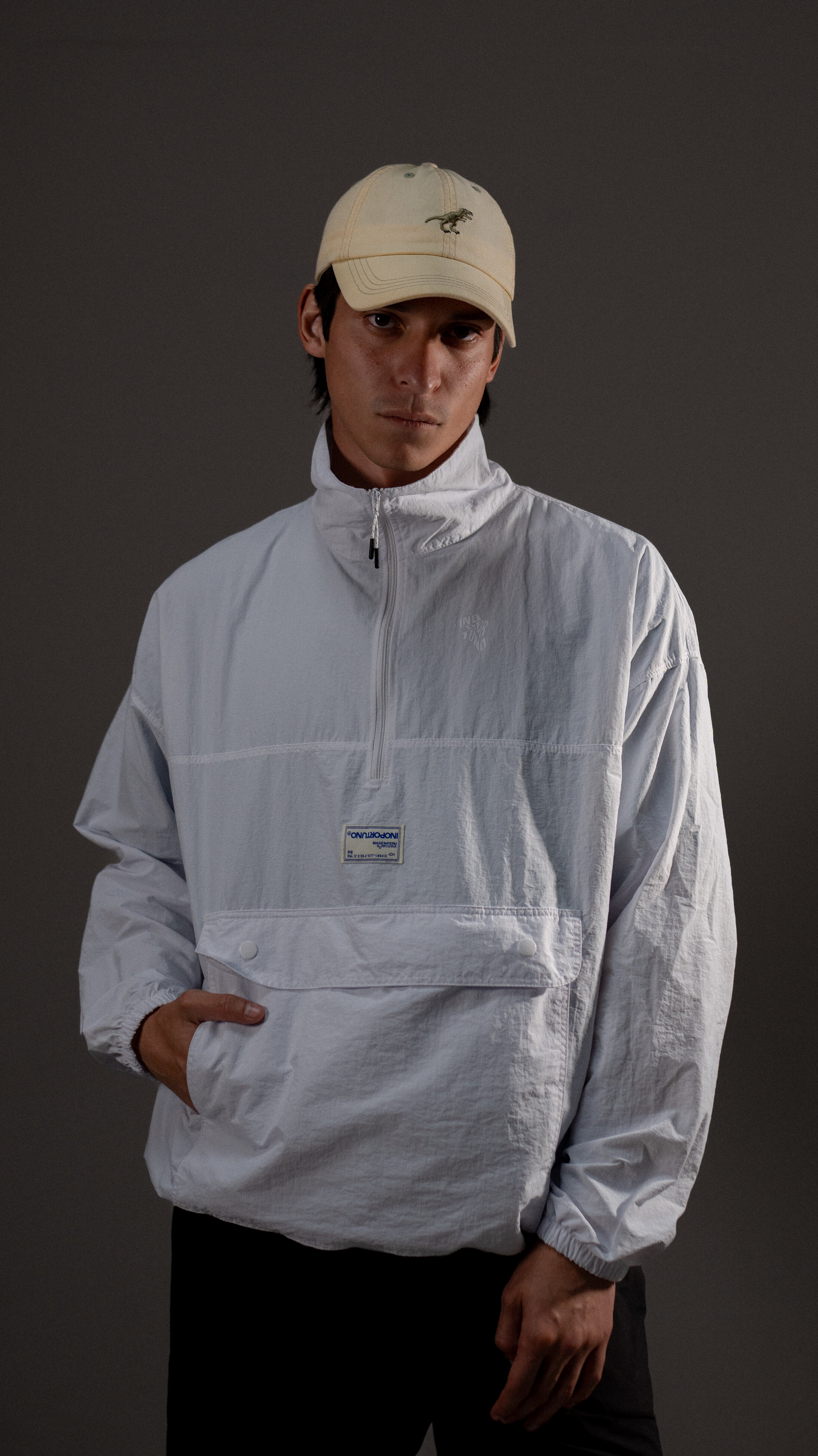 Windbreaker Big Pocket - White, casaca cortaviento de INOPORTUNO. Foto 3 de 5