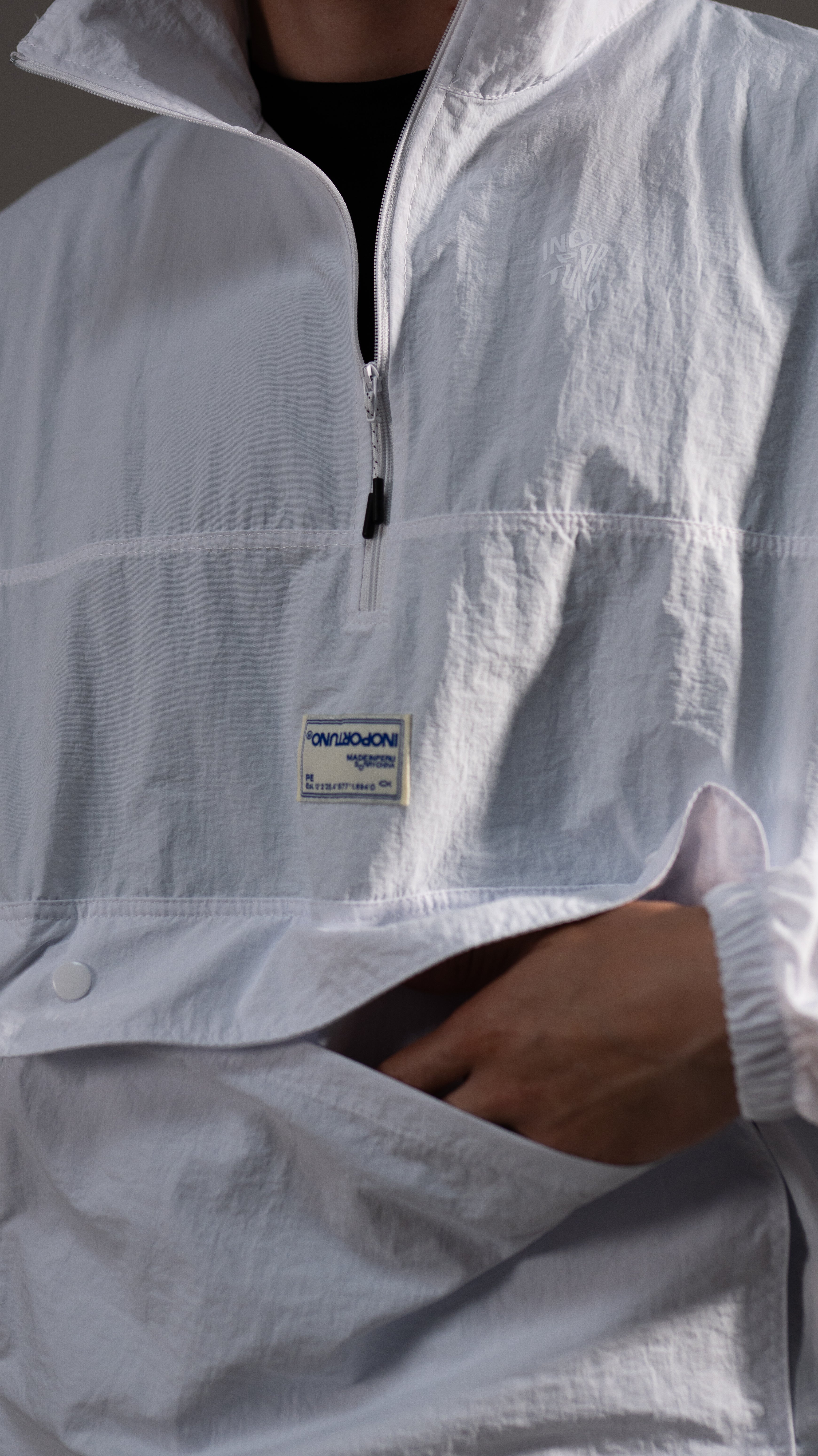 Windbreaker Hoodie - White, casaca cortaviento de INOPORTUNO. Foto 2 de 10