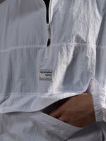 Windbreaker Hoodie - White, casaca cortaviento de INOPORTUNO. Foto 2 de 10