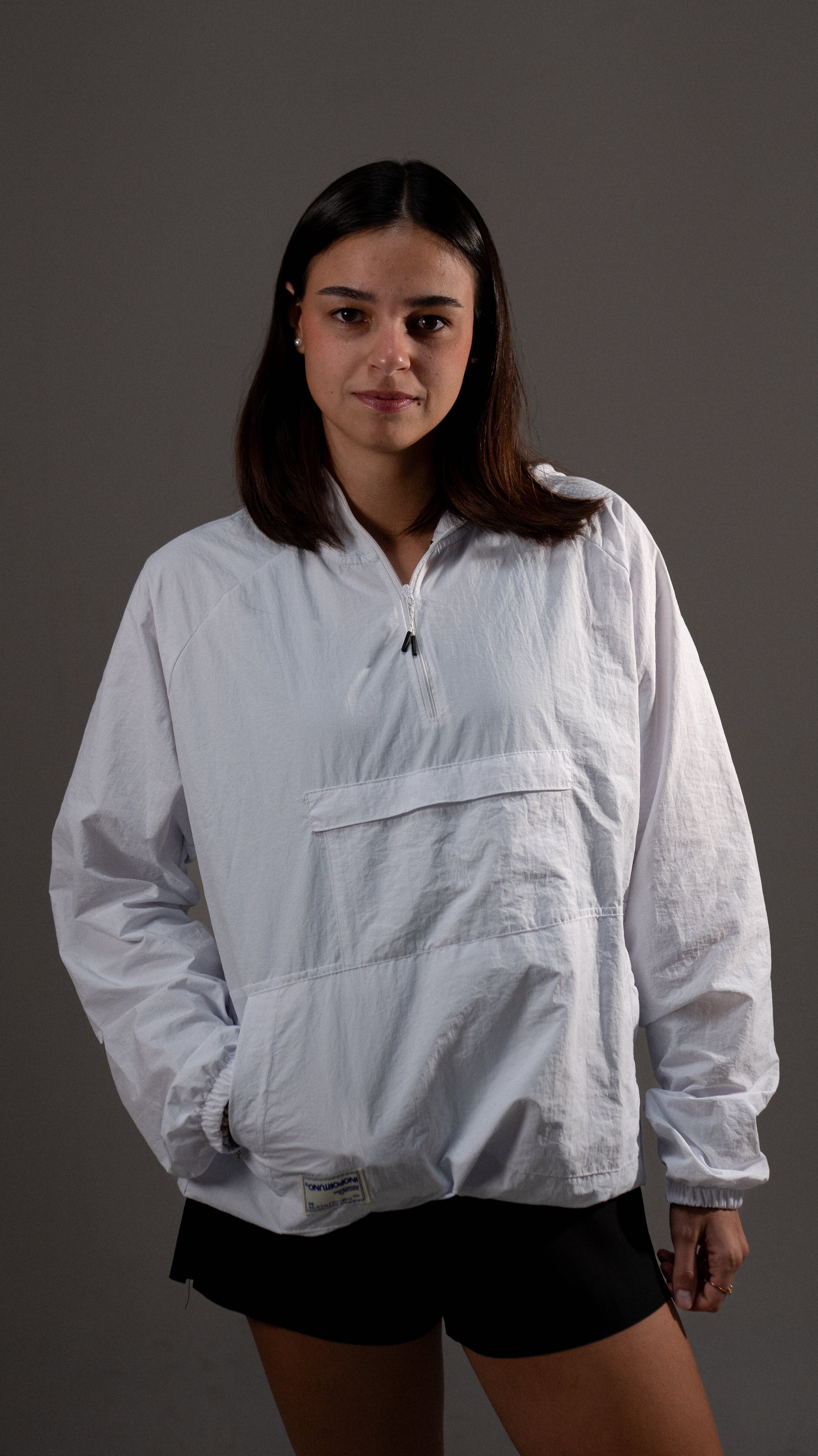 Windbreaker Hoodie - White, casaca cortaviento de INOPORTUNO. Foto 3 de 10