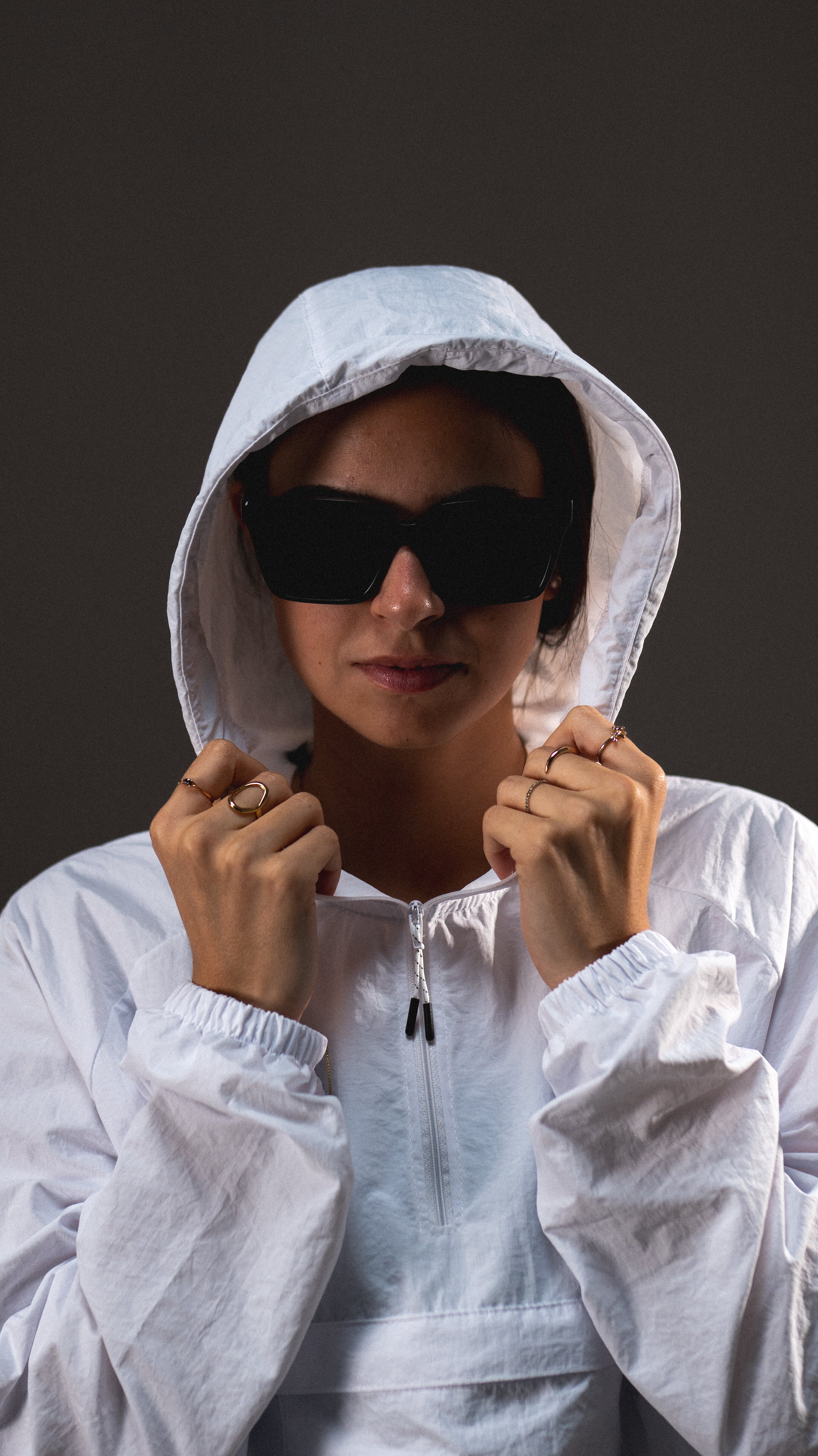 Windbreaker Hoodie - White, casaca cortaviento de INOPORTUNO. Foto 9 de 10