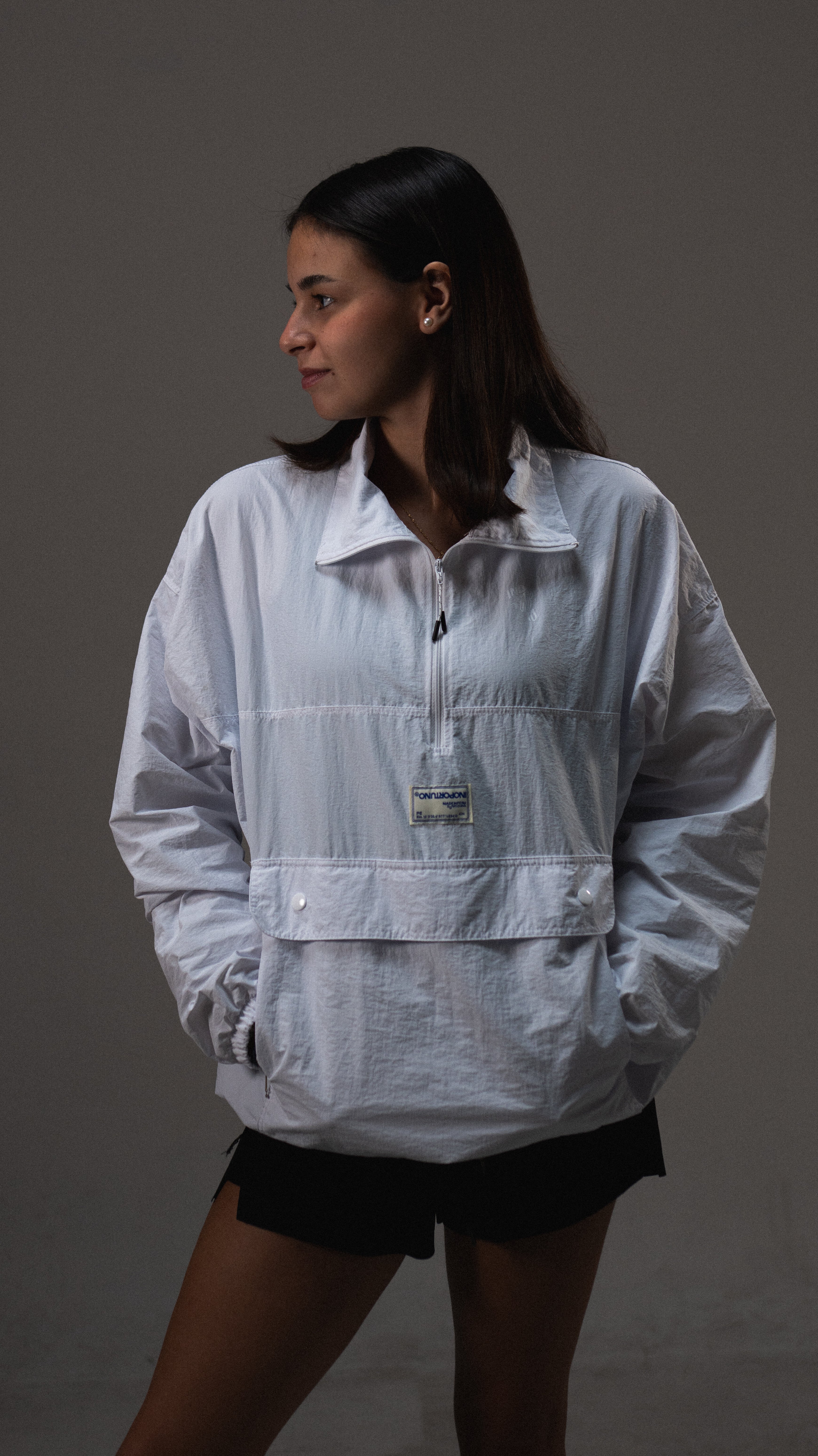Windbreaker Big Pocket - White, casaca cortaviento de INOPORTUNO. Foto 5 de 5