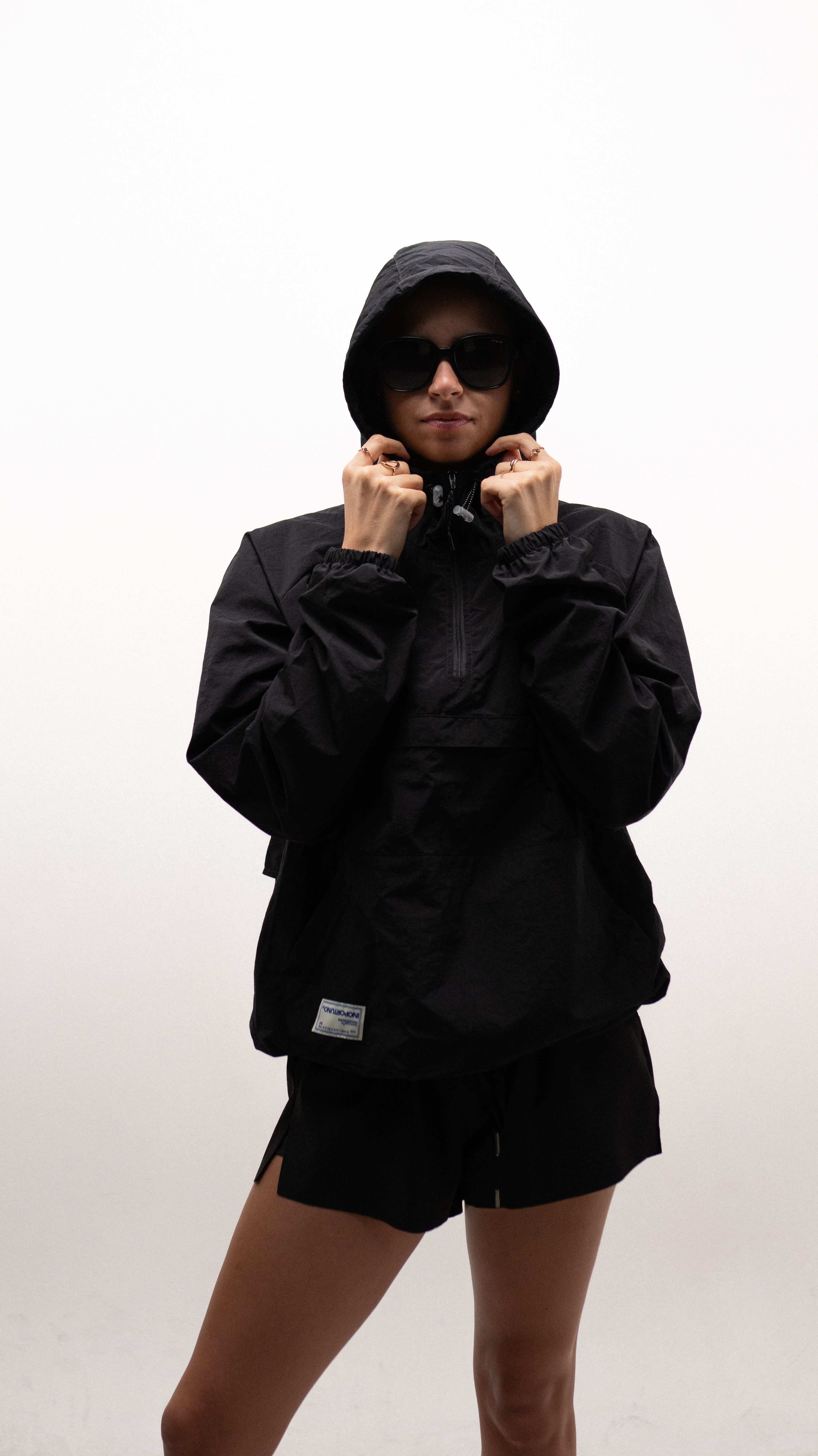 Windbreaker Hoodie - Black, casaca cortaviento de INOPORTUNO. Foto 6 de 10