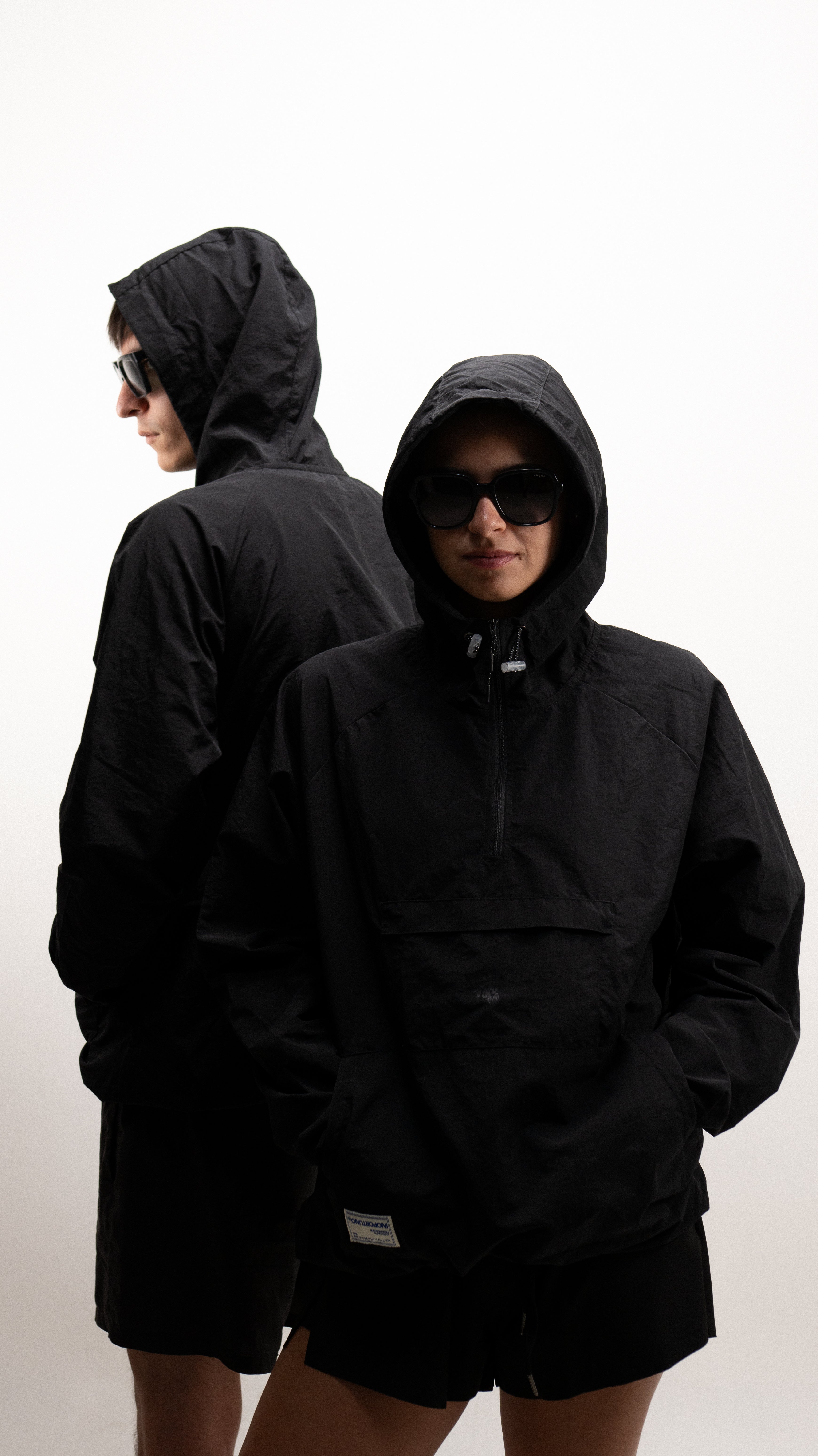 Windbreaker Hoodie - Black, casaca cortaviento de INOPORTUNO. Foto 1 de 10