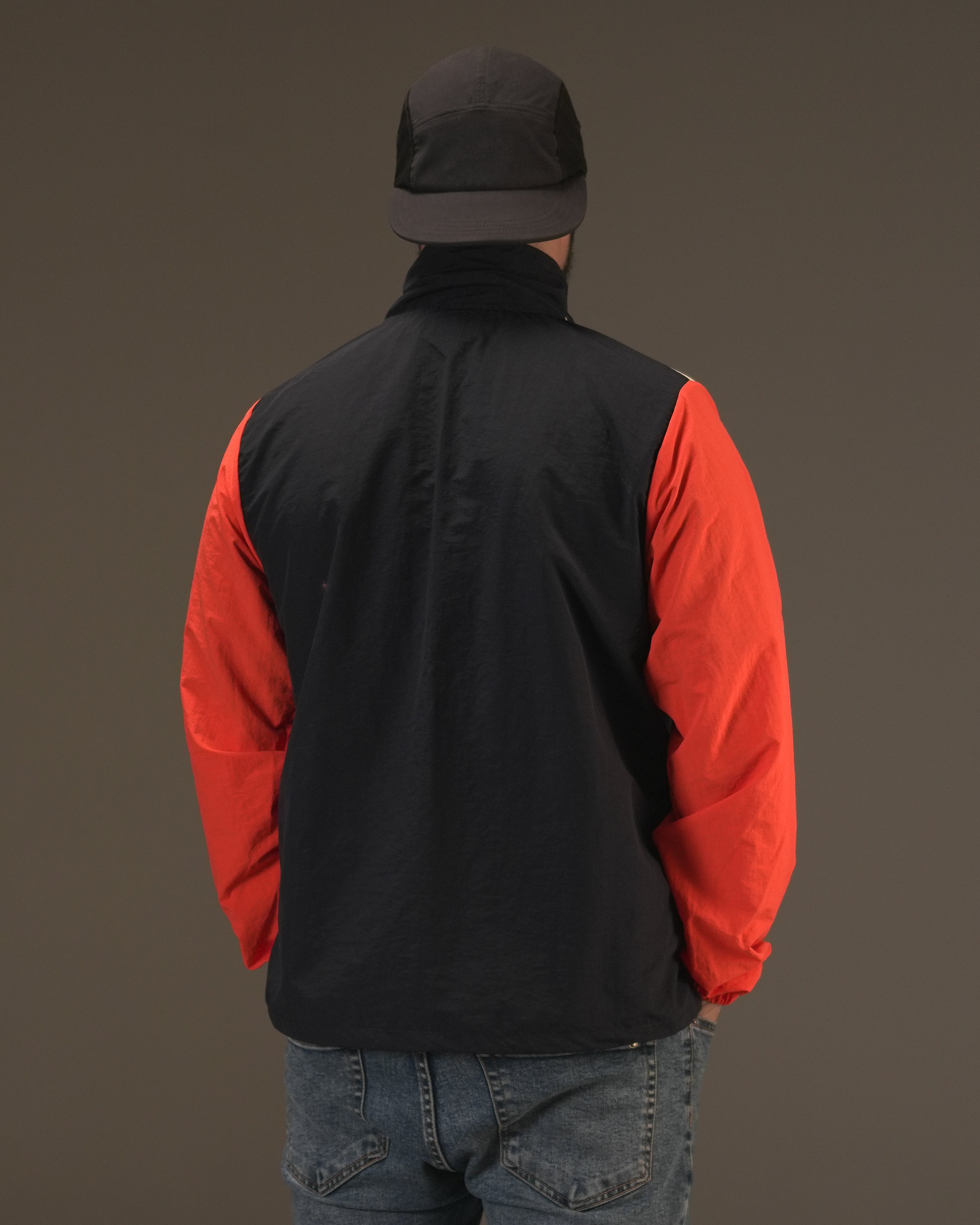 Windbreaker - Scalpel, casaca cortaviento de INOPORTUNO. Foto 3 de 9