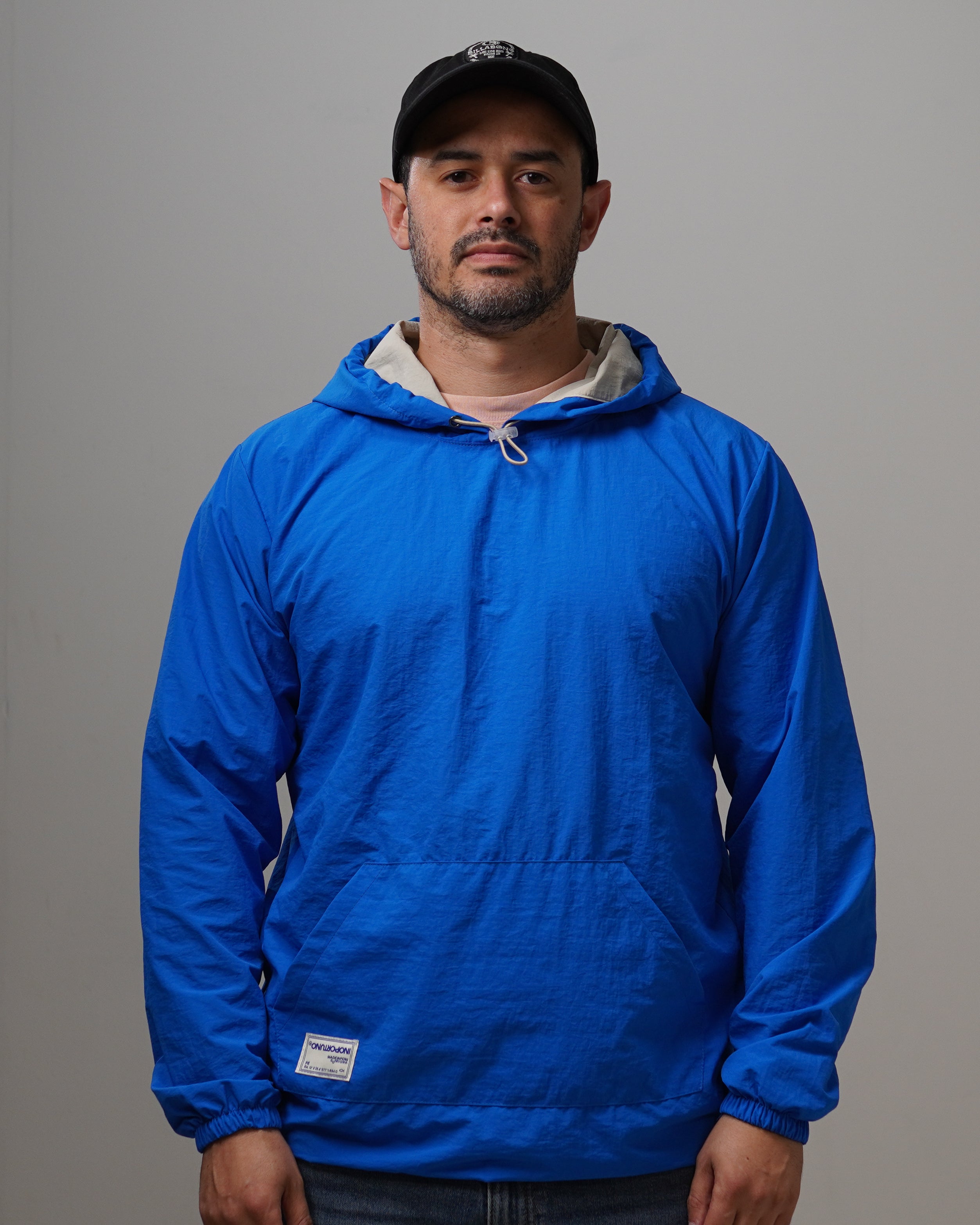 Light Hoodie - Electric, cortaviento de INOPORTUNO. Foto 1 de 10