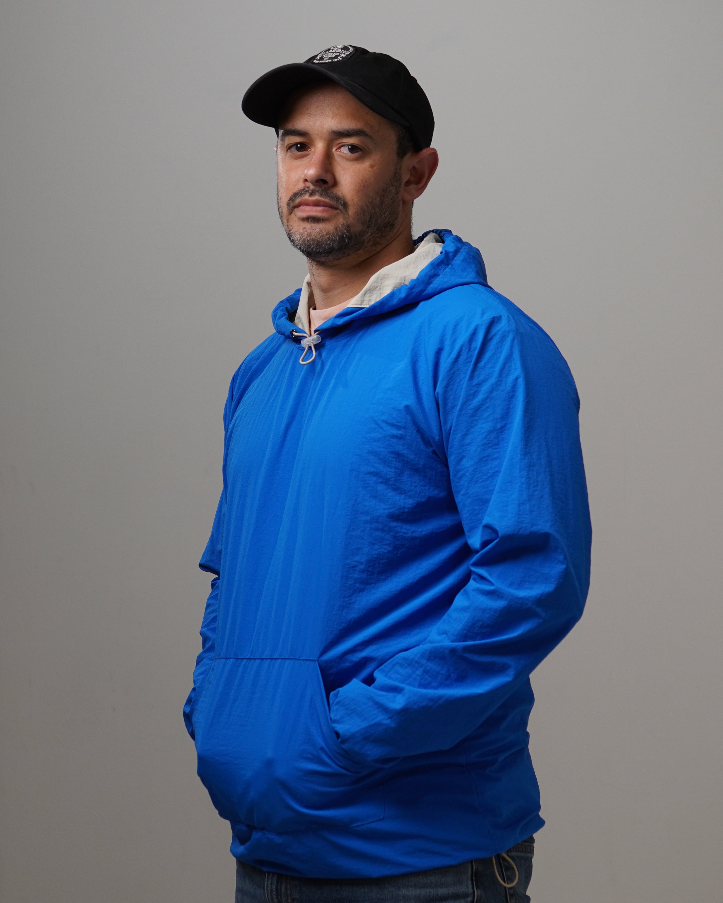 Light Hoodie - Electric, cortaviento de INOPORTUNO. Foto 5 de 10