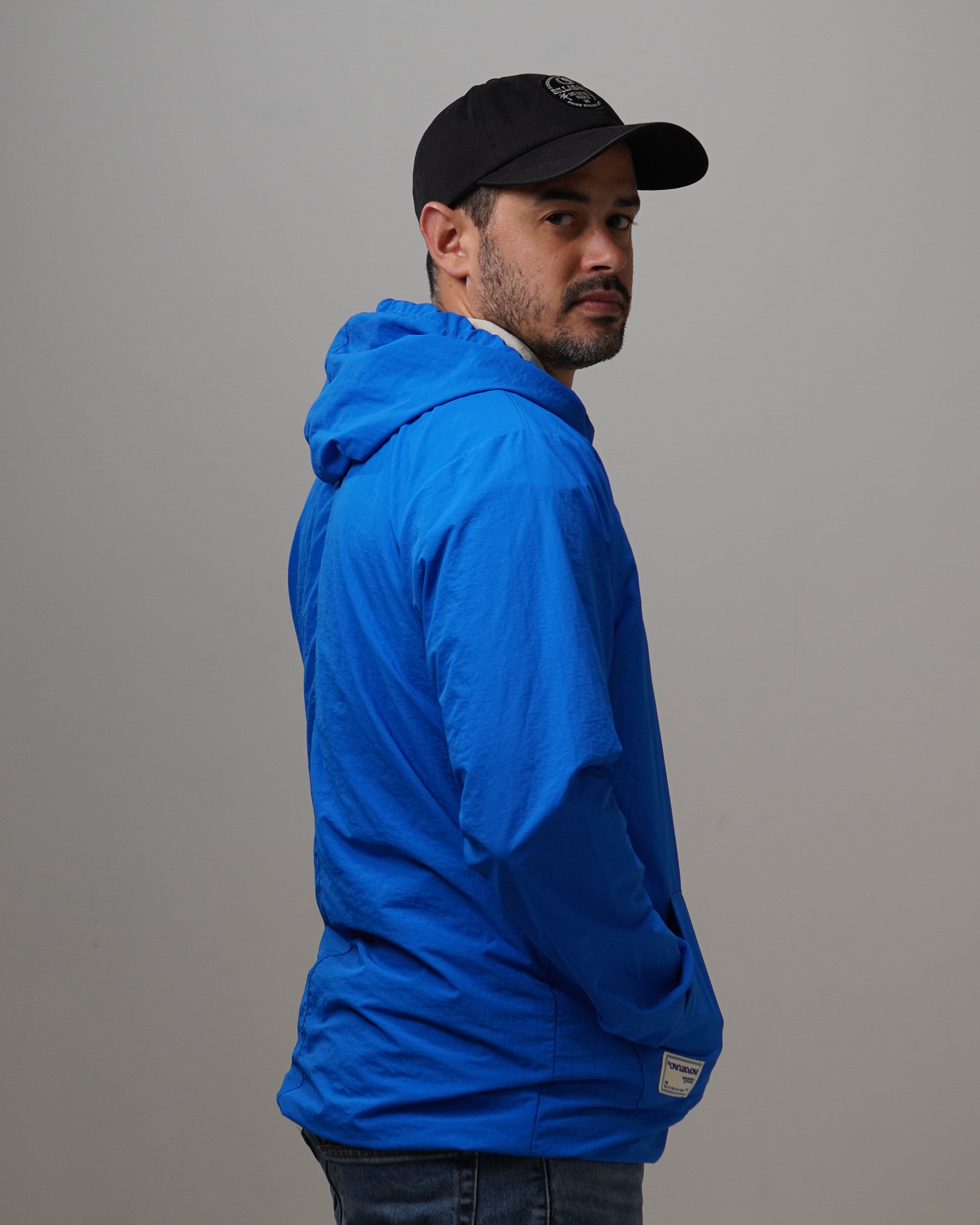 Light Hoodie - Electric, cortaviento de INOPORTUNO. Foto 7 de 10