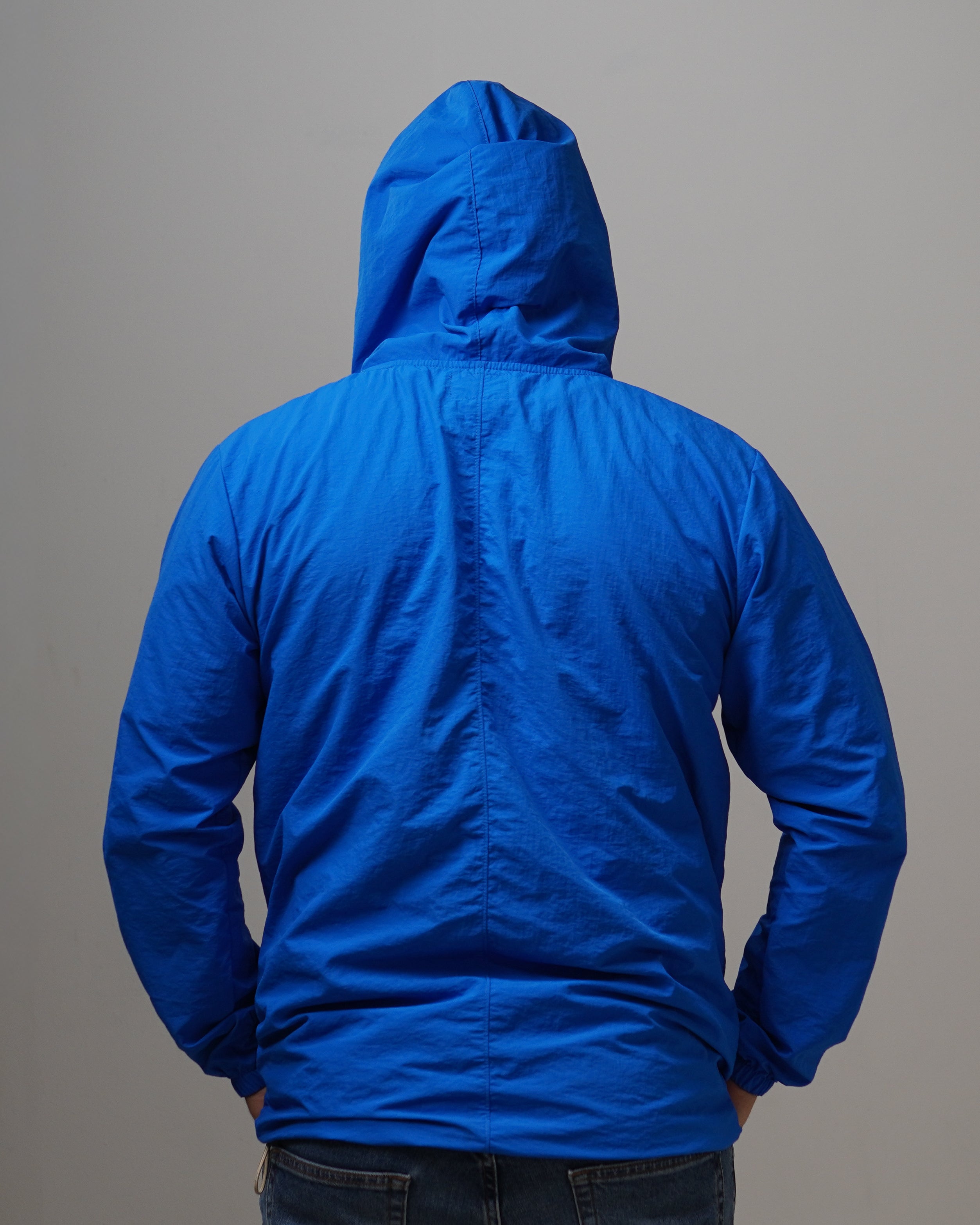Light Hoodie - Electric, cortaviento de INOPORTUNO. Foto 10 de 10