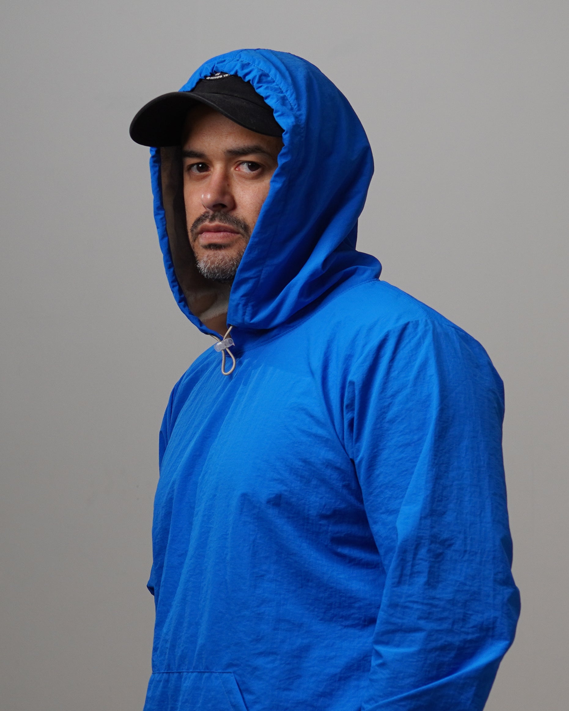 Light Hoodie - Electric, cortaviento de INOPORTUNO. Foto 3 de 10