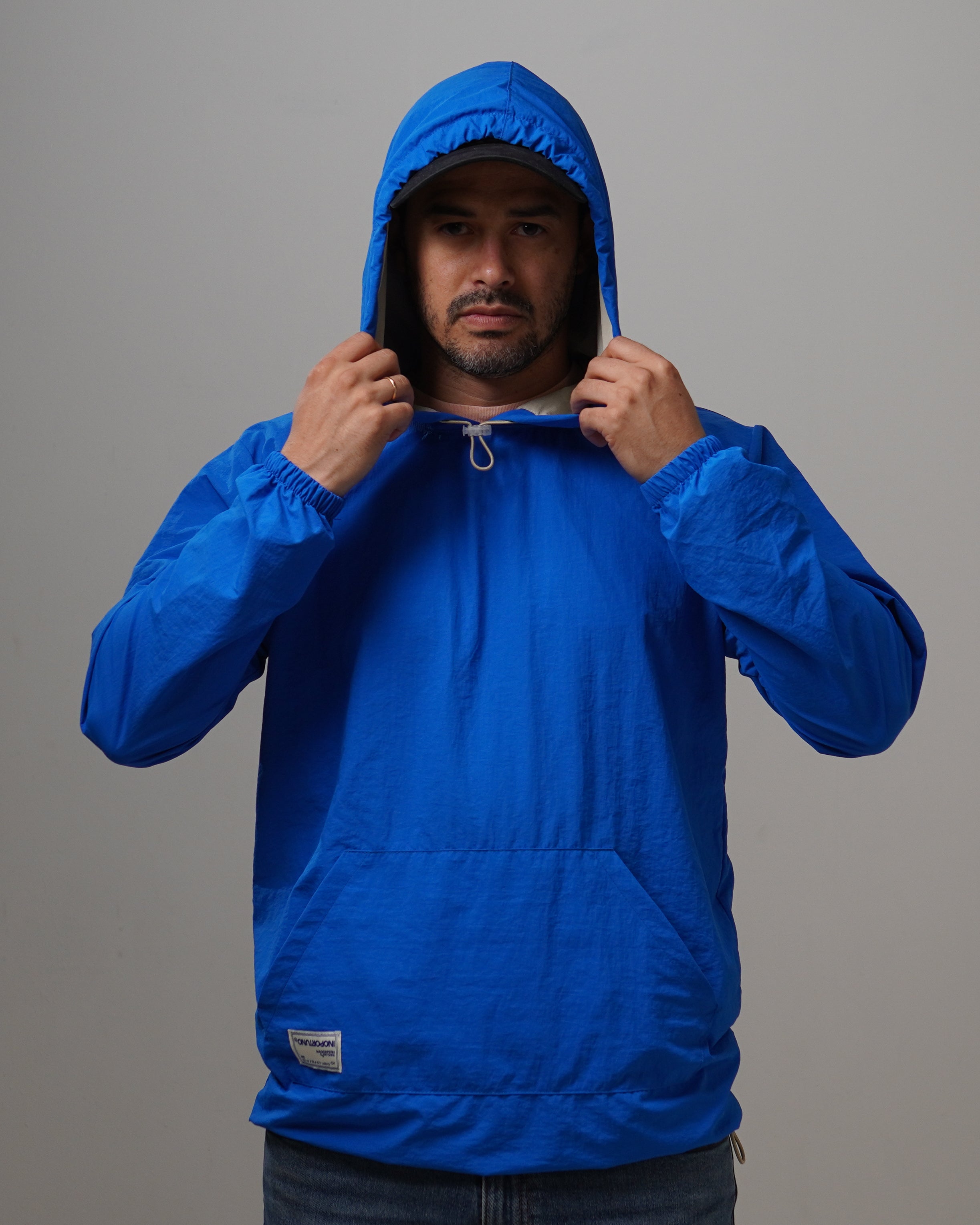 Light Hoodie - Electric, cortaviento de INOPORTUNO. Foto 9 de 10