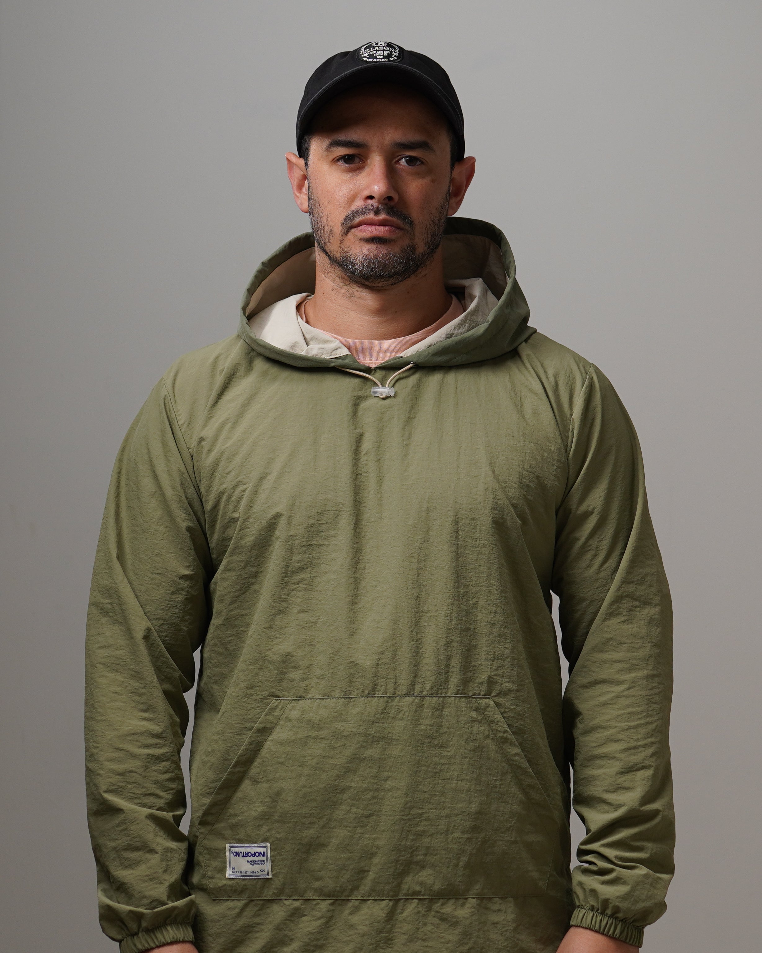Light Hoodie - Green2tone, cortaviento de INOPORTUNO. Foto 1 de 9