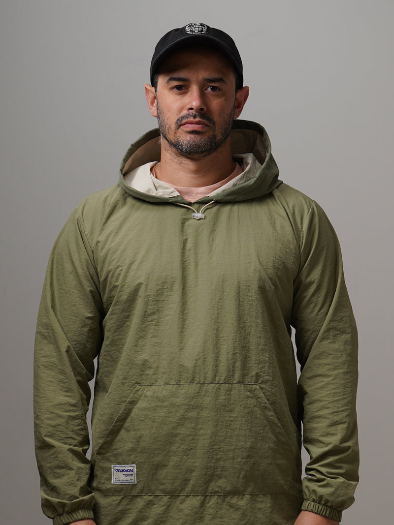 Light Hoodie - Green2tone, cortaviento de INOPORTUNO. Foto 1 de 9