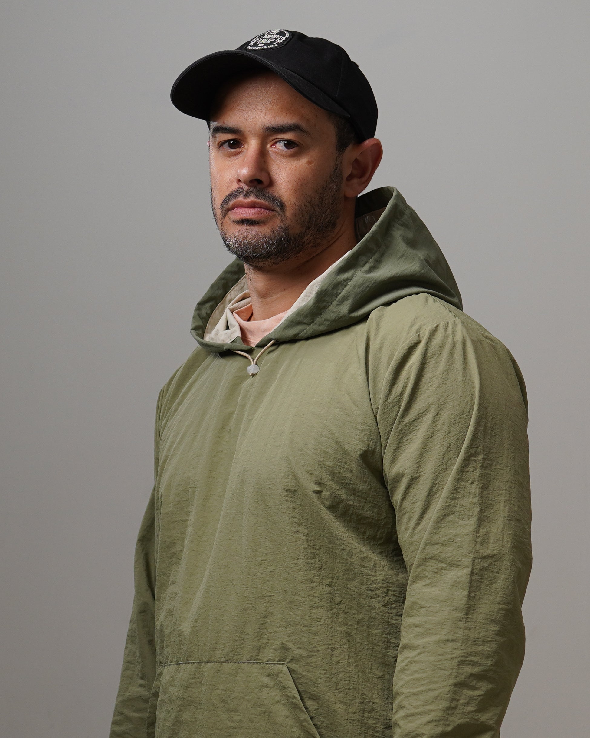 Light Hoodie - Green2tone, cortaviento de INOPORTUNO. Foto 3 de 9