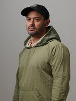 Light Hoodie - Green2tone, cortaviento de INOPORTUNO. Foto 3 de 9