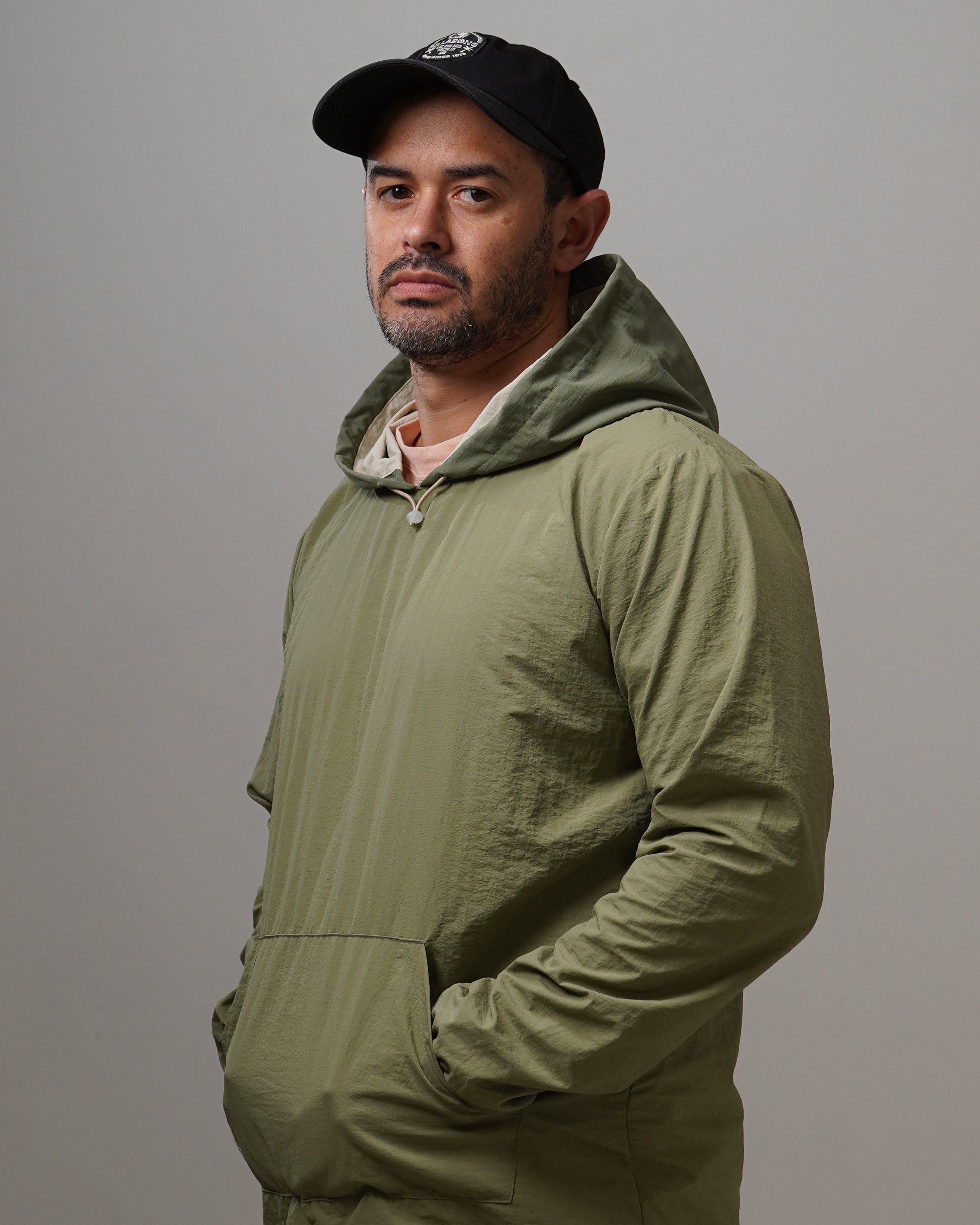 Light Hoodie - Green2tone, cortaviento de INOPORTUNO. Foto 5 de 9