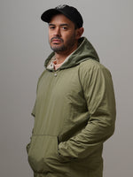 Light Hoodie - Green2tone, cortaviento de INOPORTUNO. Foto 5 de 9