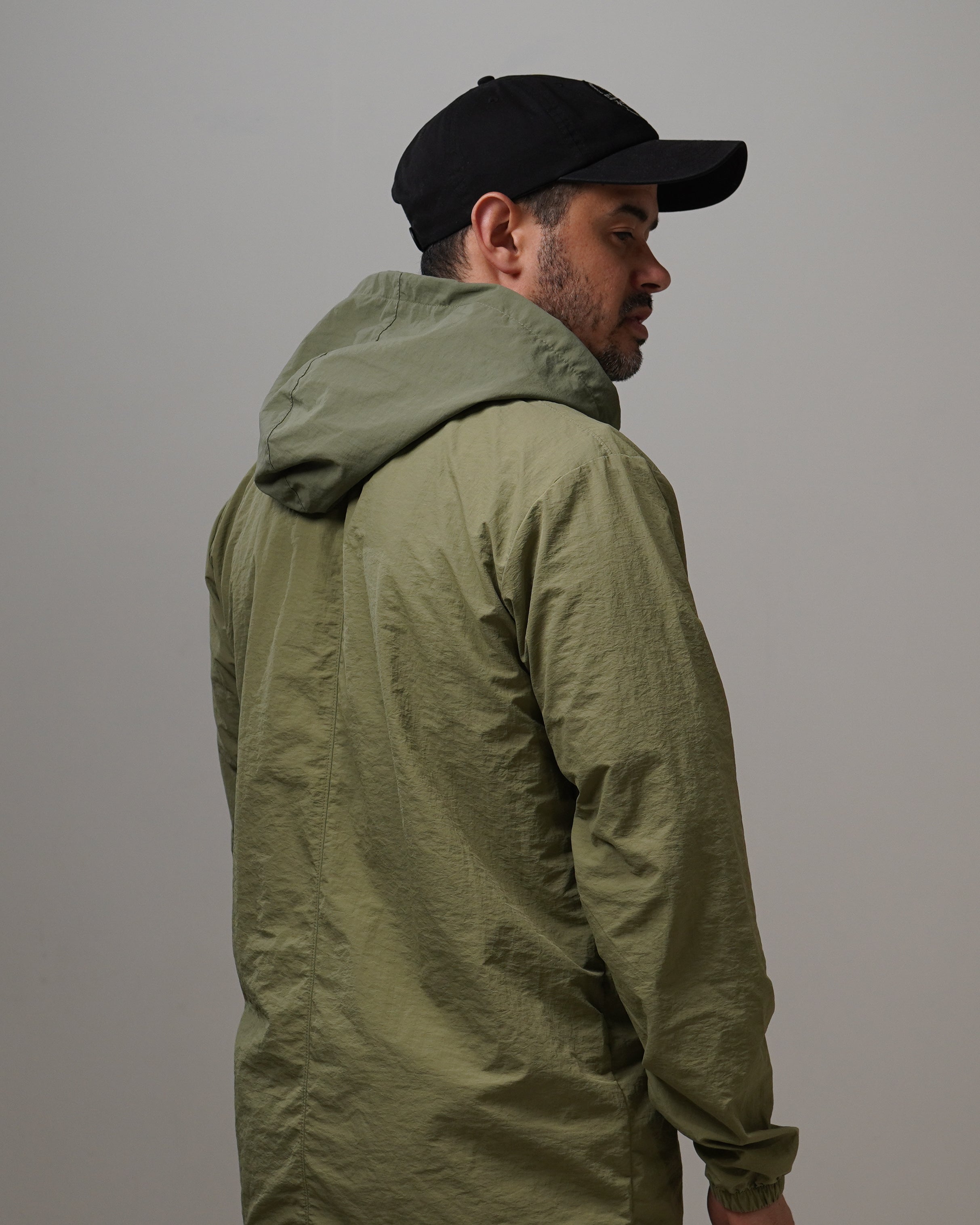 Light Hoodie - Green2tone, cortaviento de INOPORTUNO. Foto 6 de 9