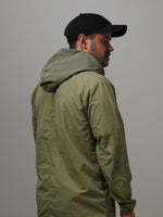 Light Hoodie - Green2tone, cortaviento de INOPORTUNO. Foto 6 de 9