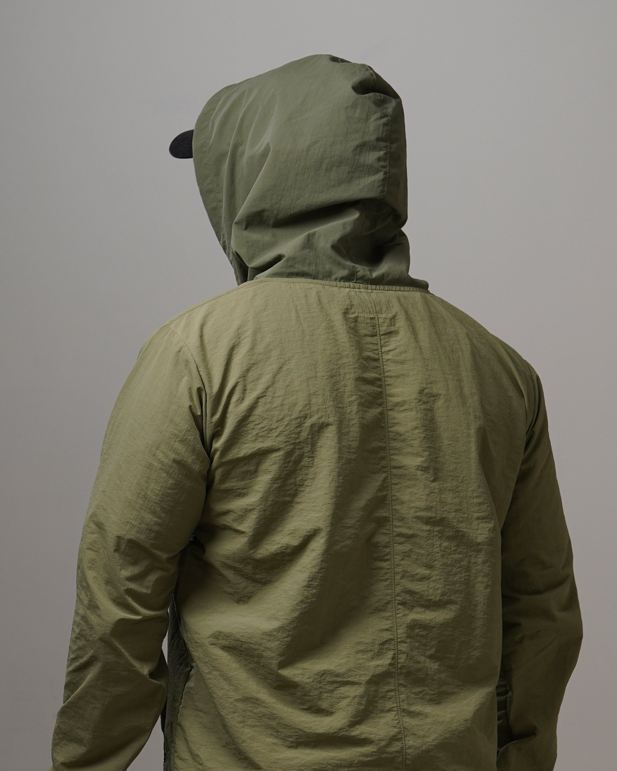 Light Hoodie - Green2tone, cortaviento de INOPORTUNO. Foto 9 de 9