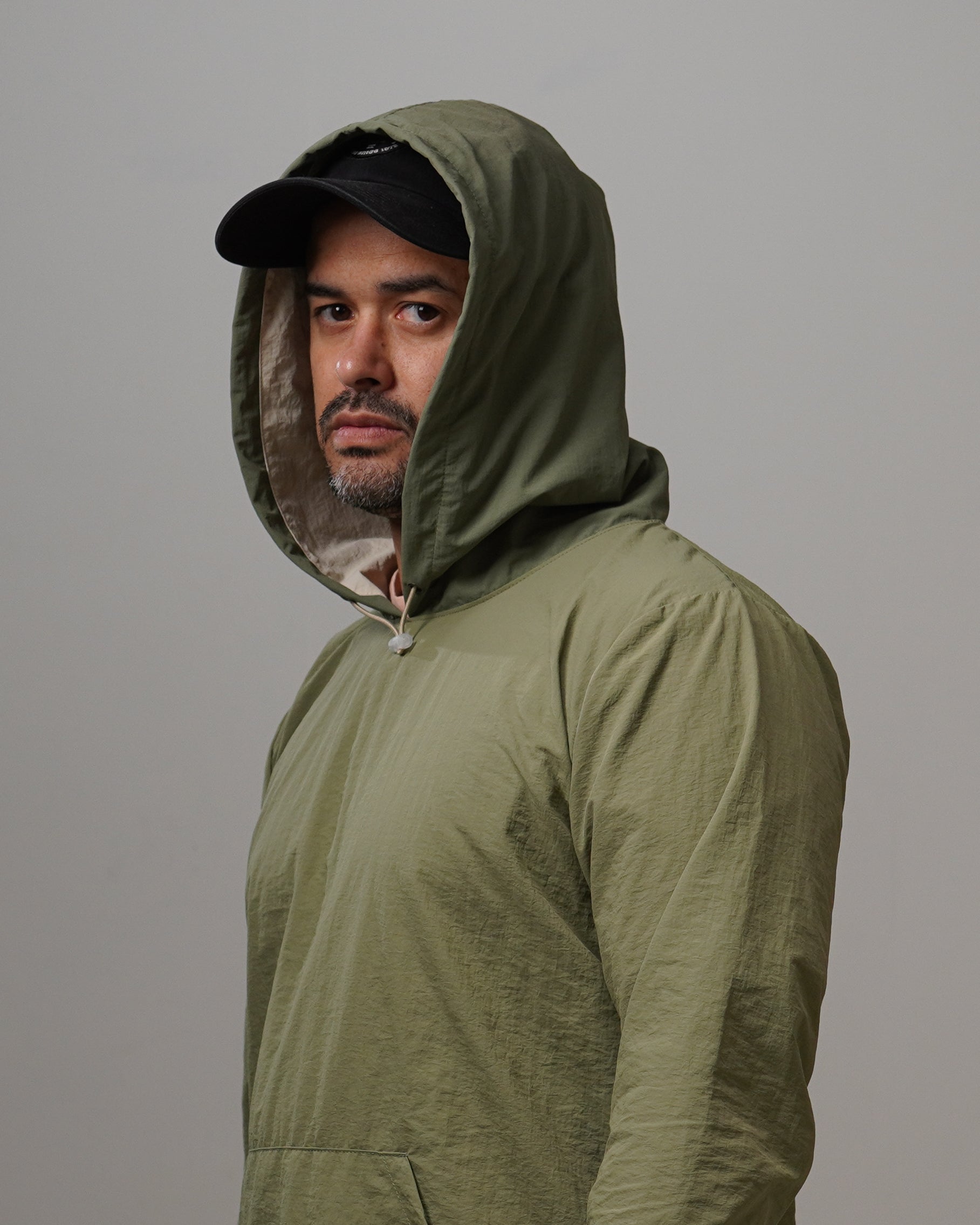 Light Hoodie - Green2tone, cortaviento de INOPORTUNO. Foto 8 de 9
