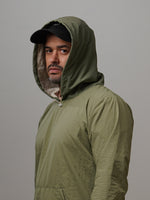 Light Hoodie - Green2tone, cortaviento de INOPORTUNO. Foto 8 de 9