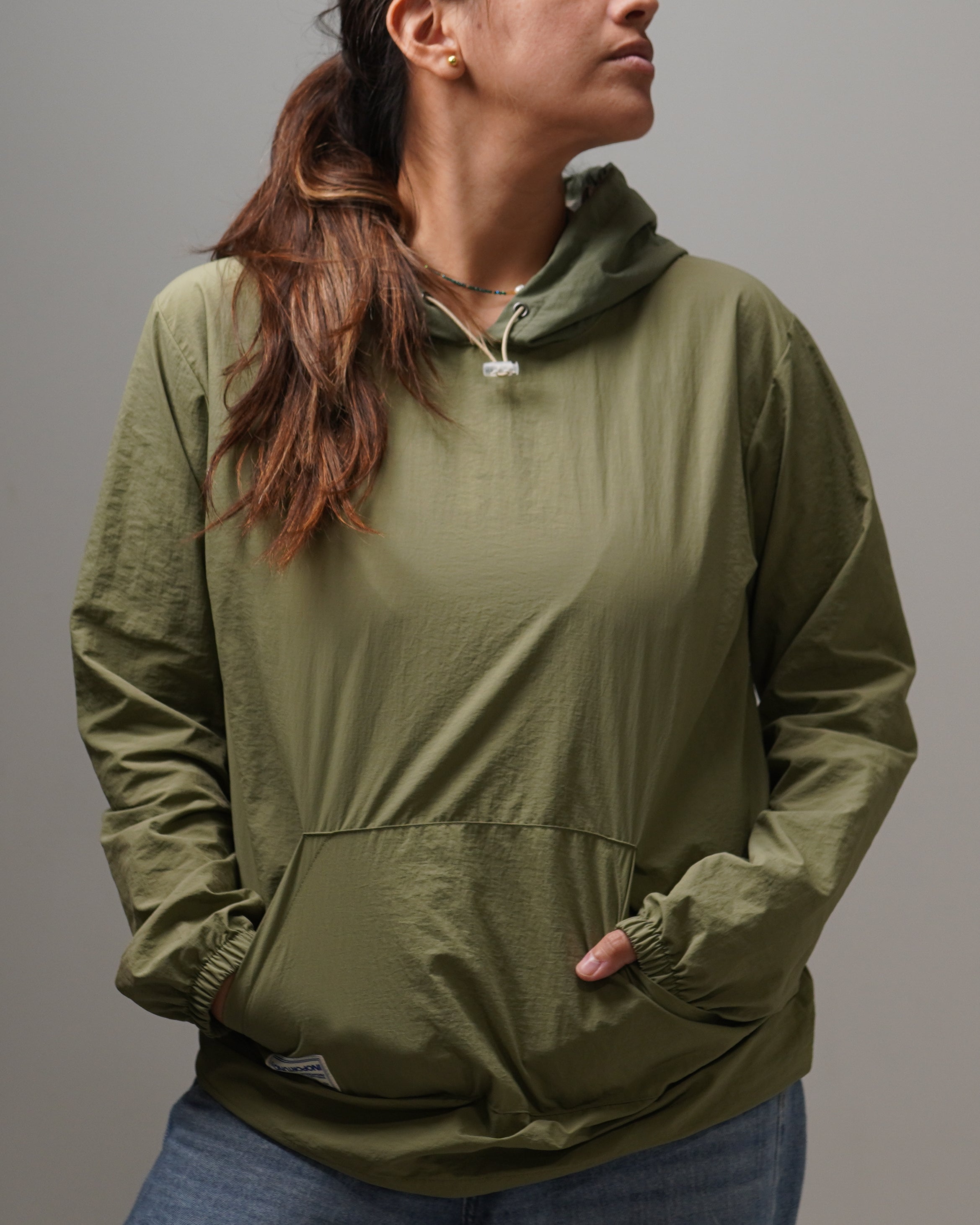 Light Hoodie - Green2tone, cortaviento de INOPORTUNO. Foto 2 de 9
