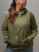 Light Hoodie - Green2tone, cortaviento de INOPORTUNO. Foto 2 de 9