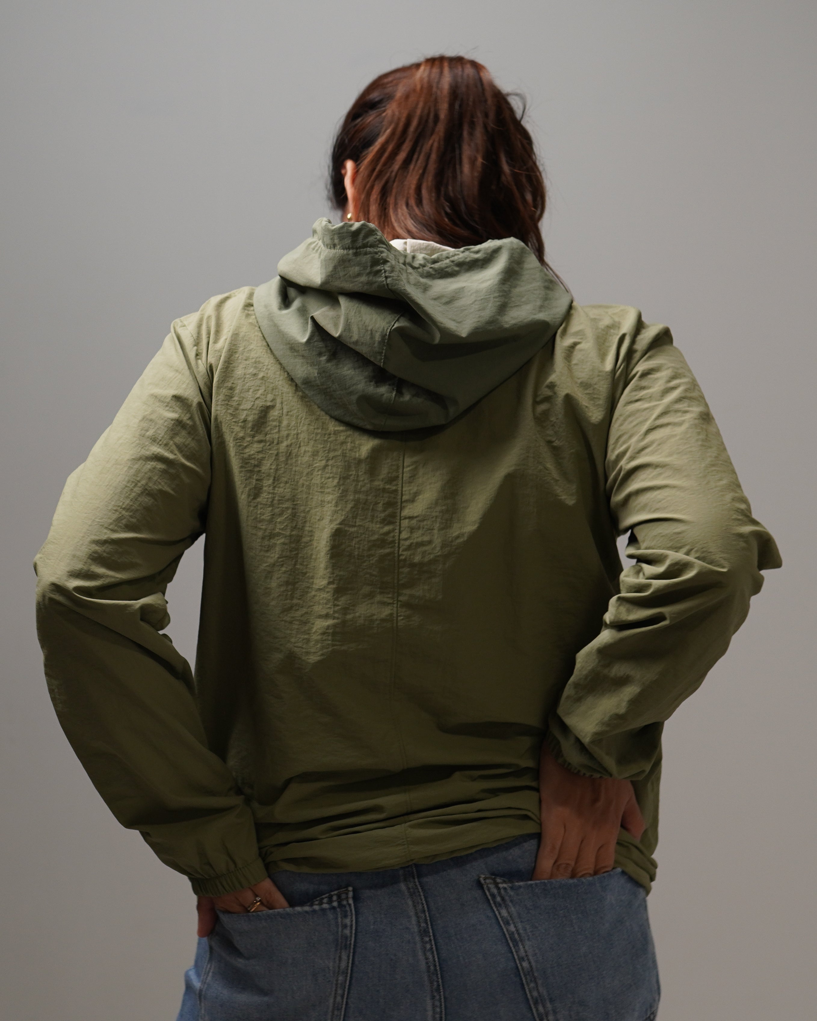 Light Hoodie - Green2tone, cortaviento de INOPORTUNO. Foto 4 de 9