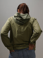 Light Hoodie - Green2tone, cortaviento de INOPORTUNO. Foto 4 de 9