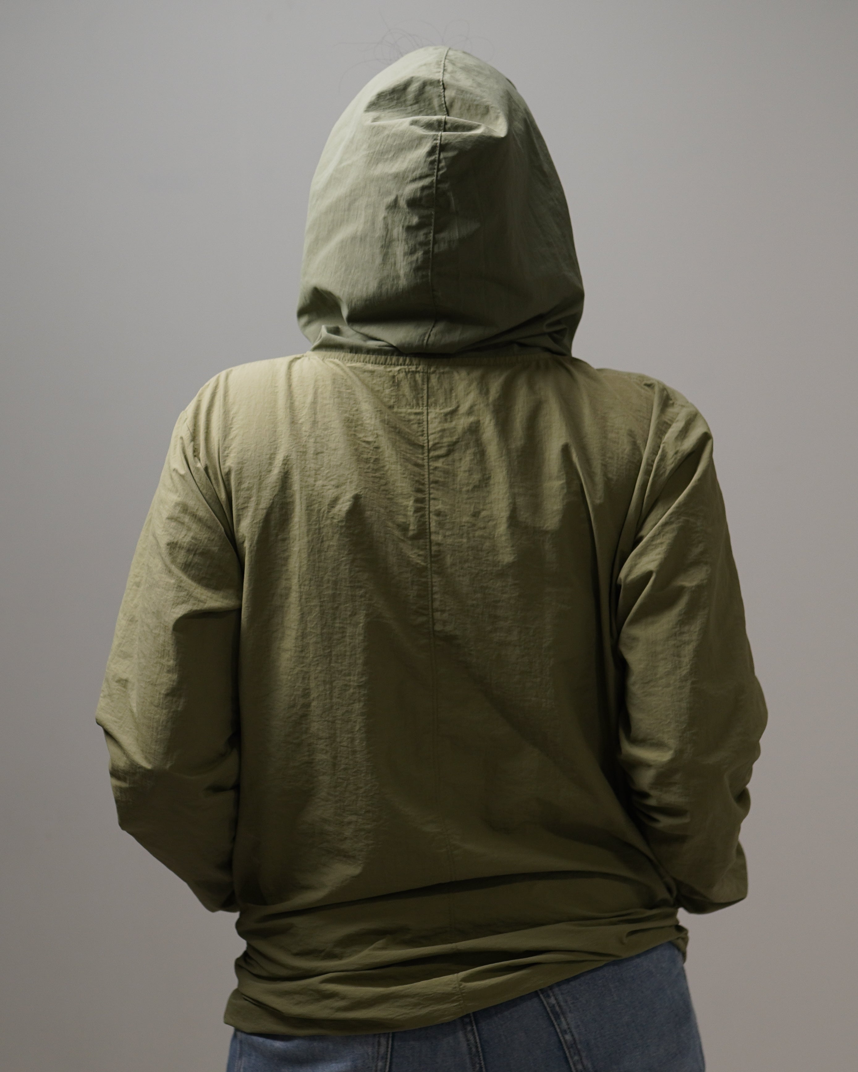 Light Hoodie - Green2tone, cortaviento de INOPORTUNO. Foto 7 de 9