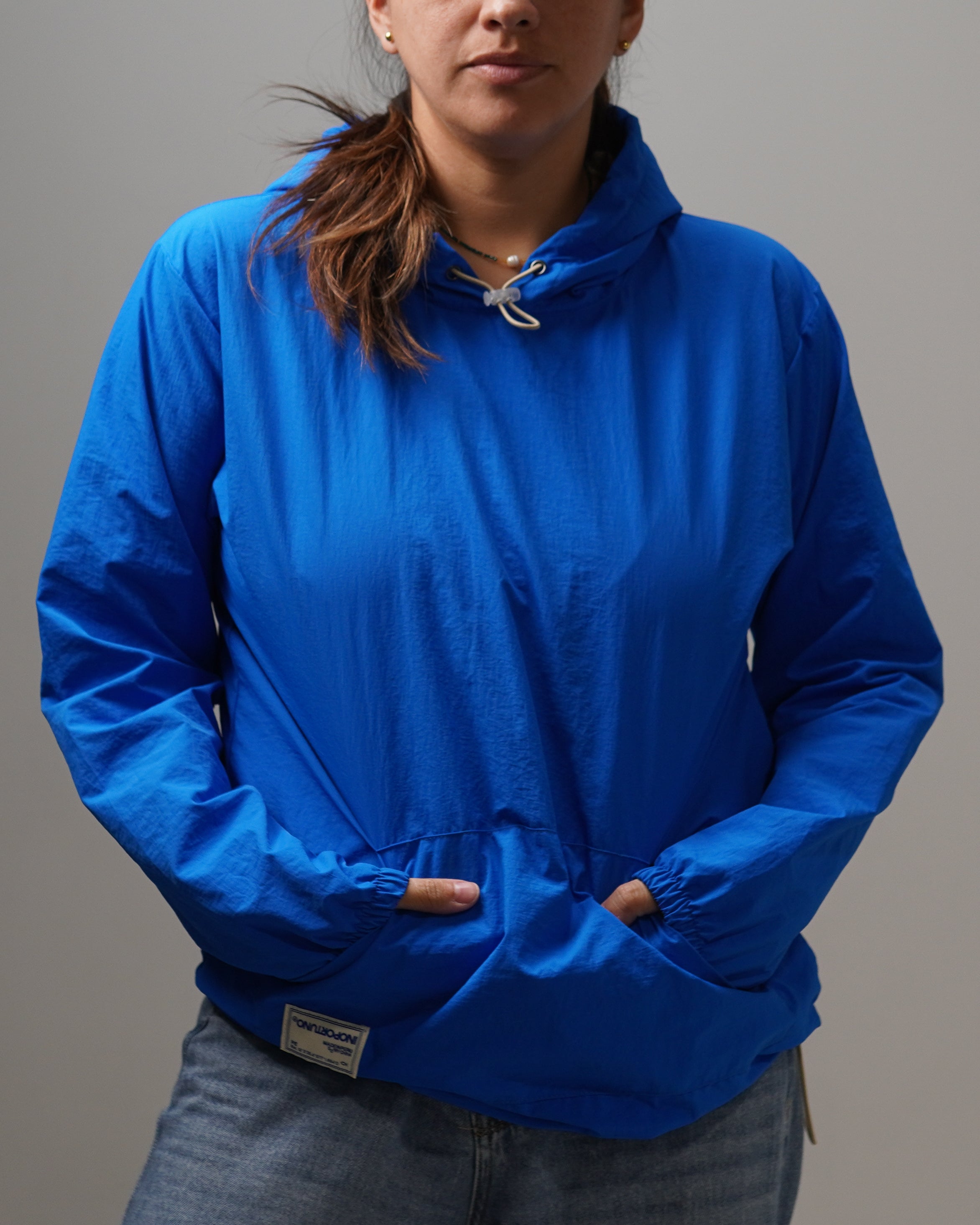 Light Hoodie - Electric, cortaviento de INOPORTUNO. Foto 4 de 10