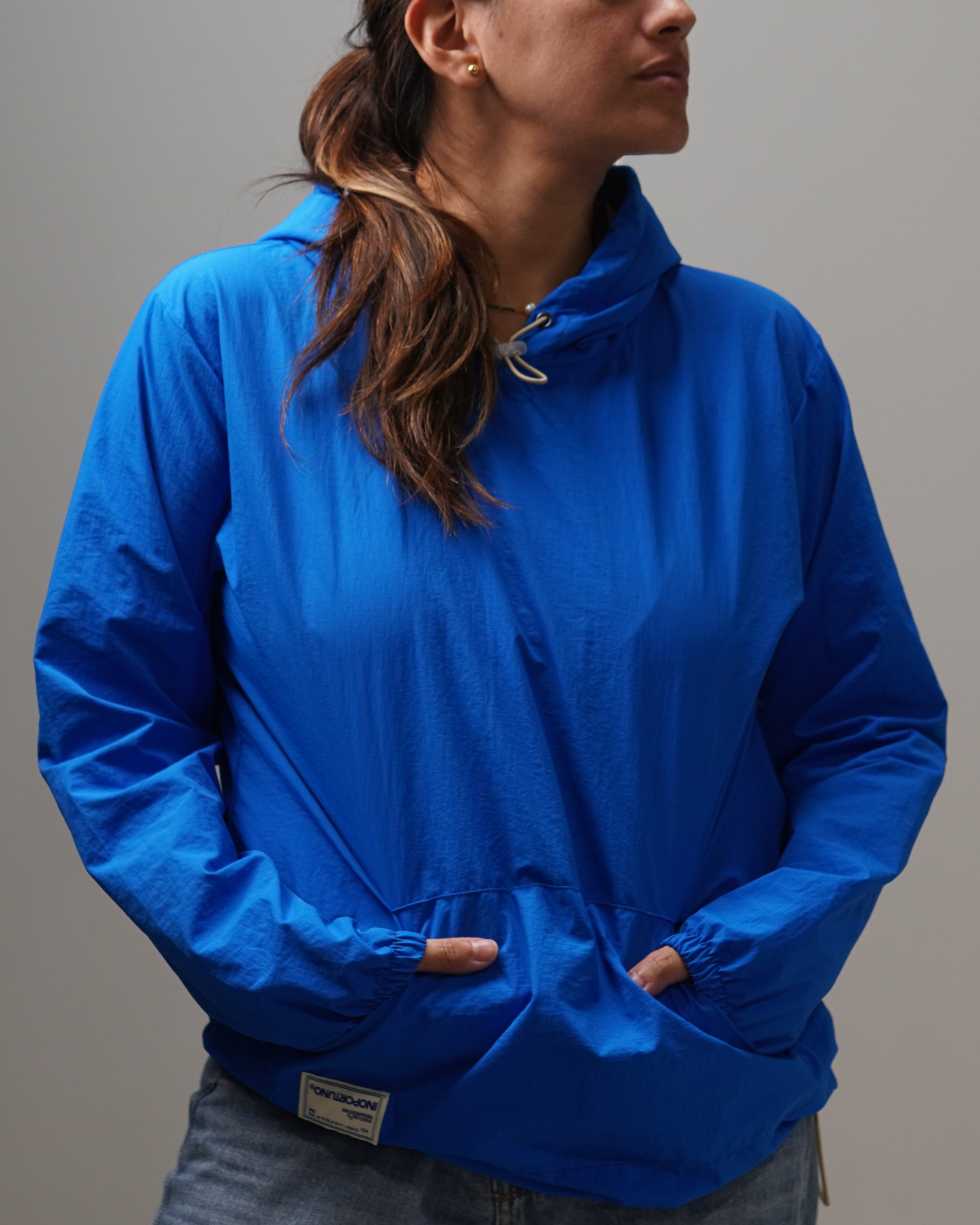 Light Hoodie - Electric, cortaviento de INOPORTUNO. Foto 2 de 10