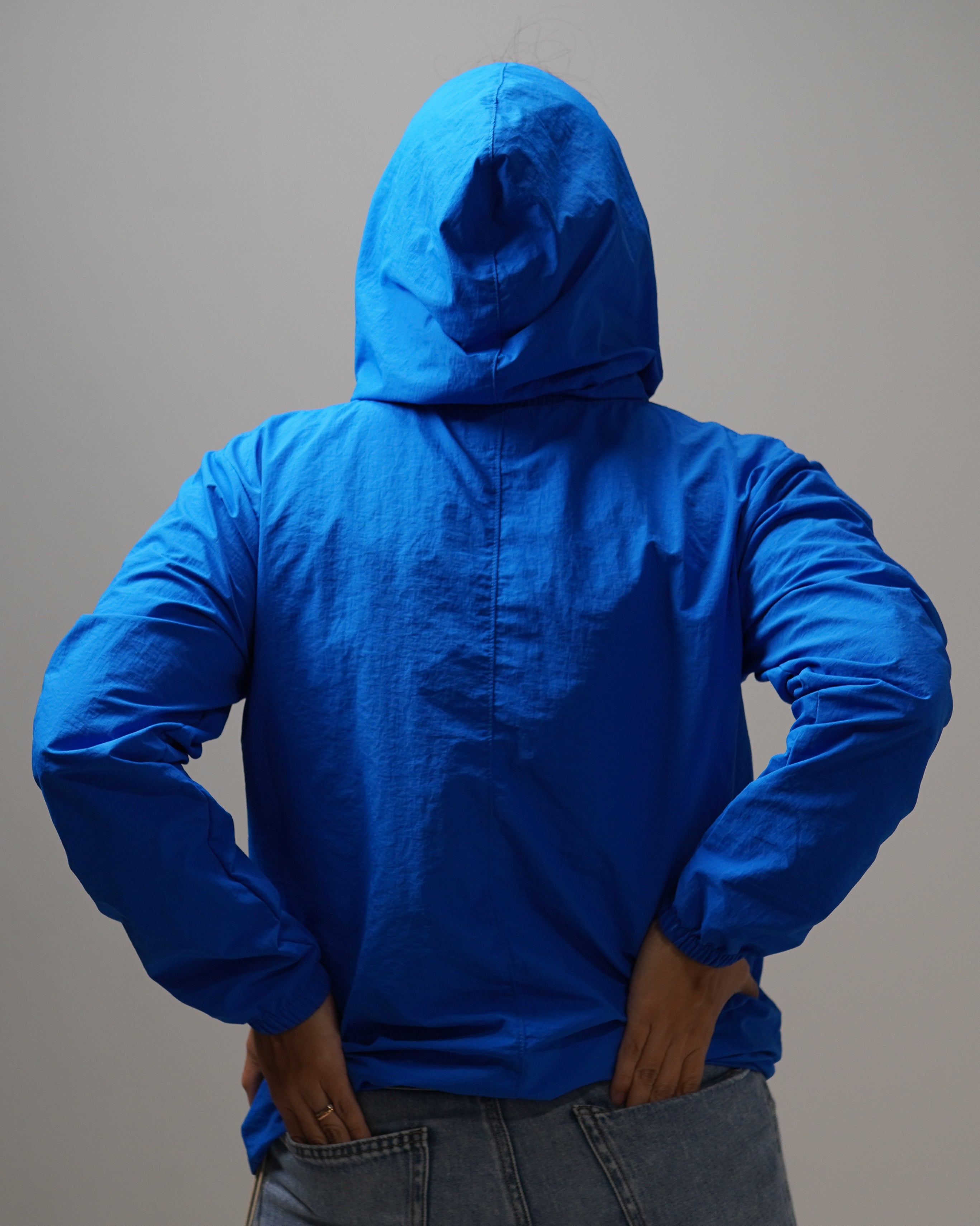 Light Hoodie - Electric, cortaviento de INOPORTUNO. Foto 6 de 10