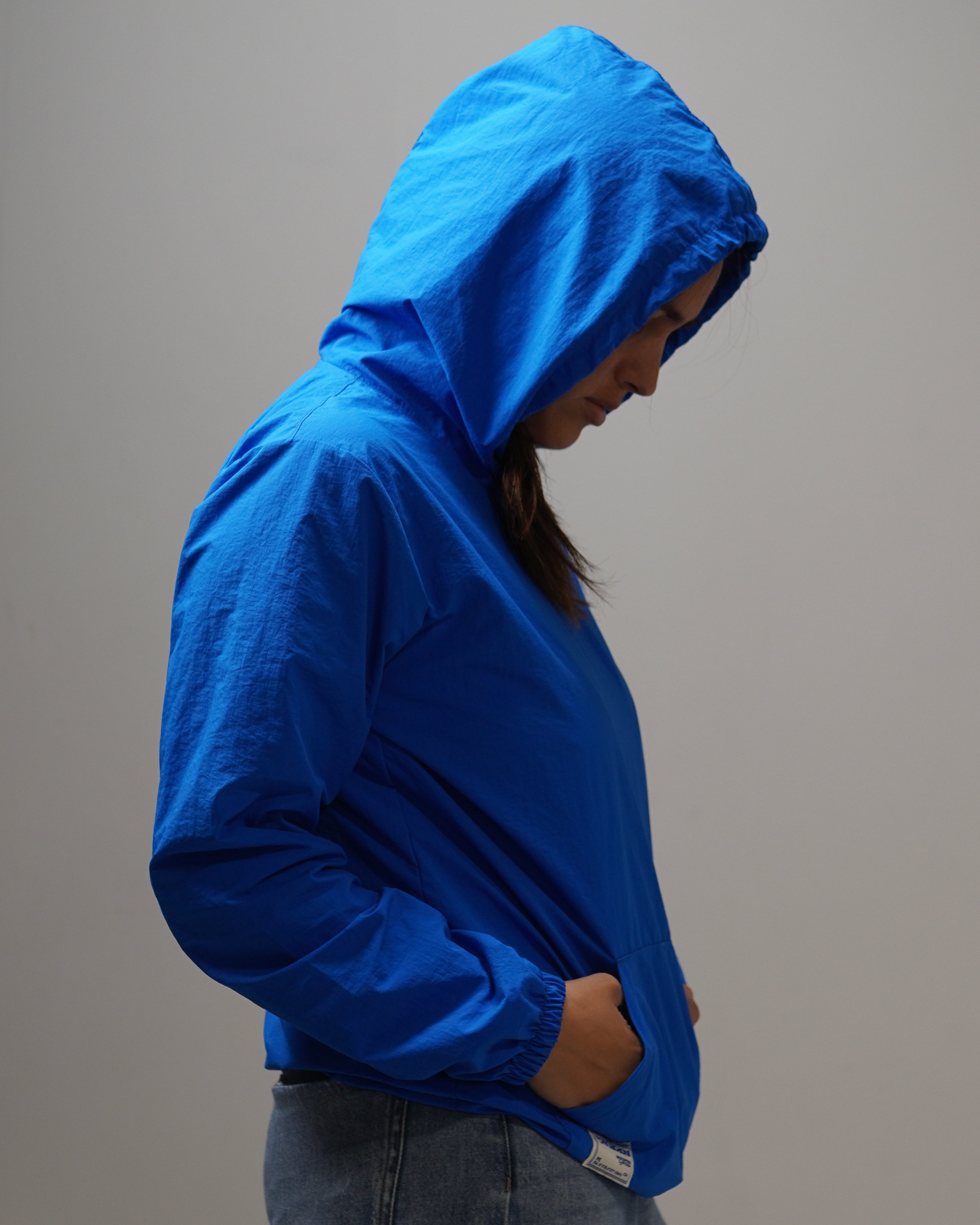 Light Hoodie - Electric, cortaviento de INOPORTUNO. Foto 8 de 10