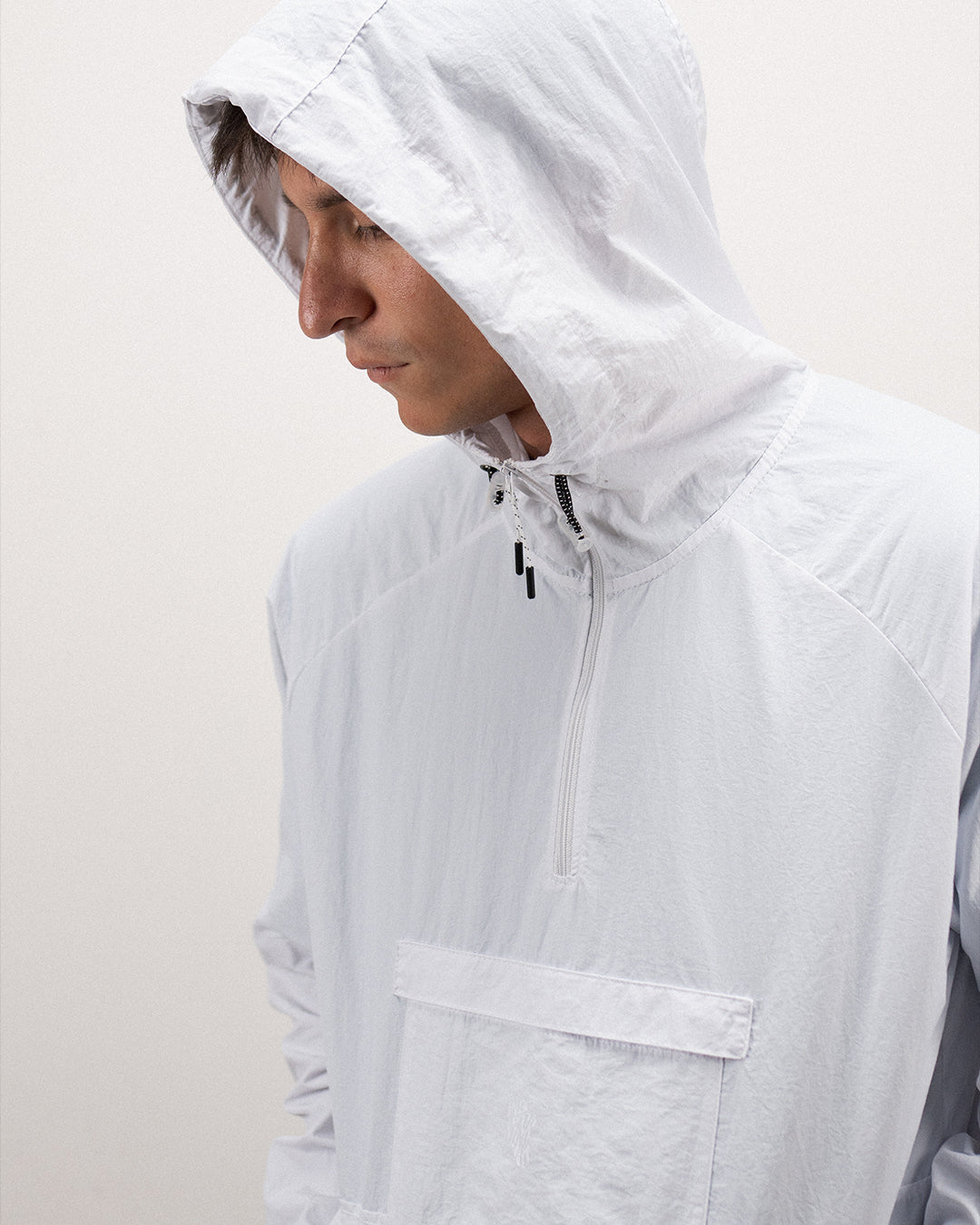 Windbreaker Hoodie - White, casaca cortaviento de INOPORTUNO. Foto 4 de 10