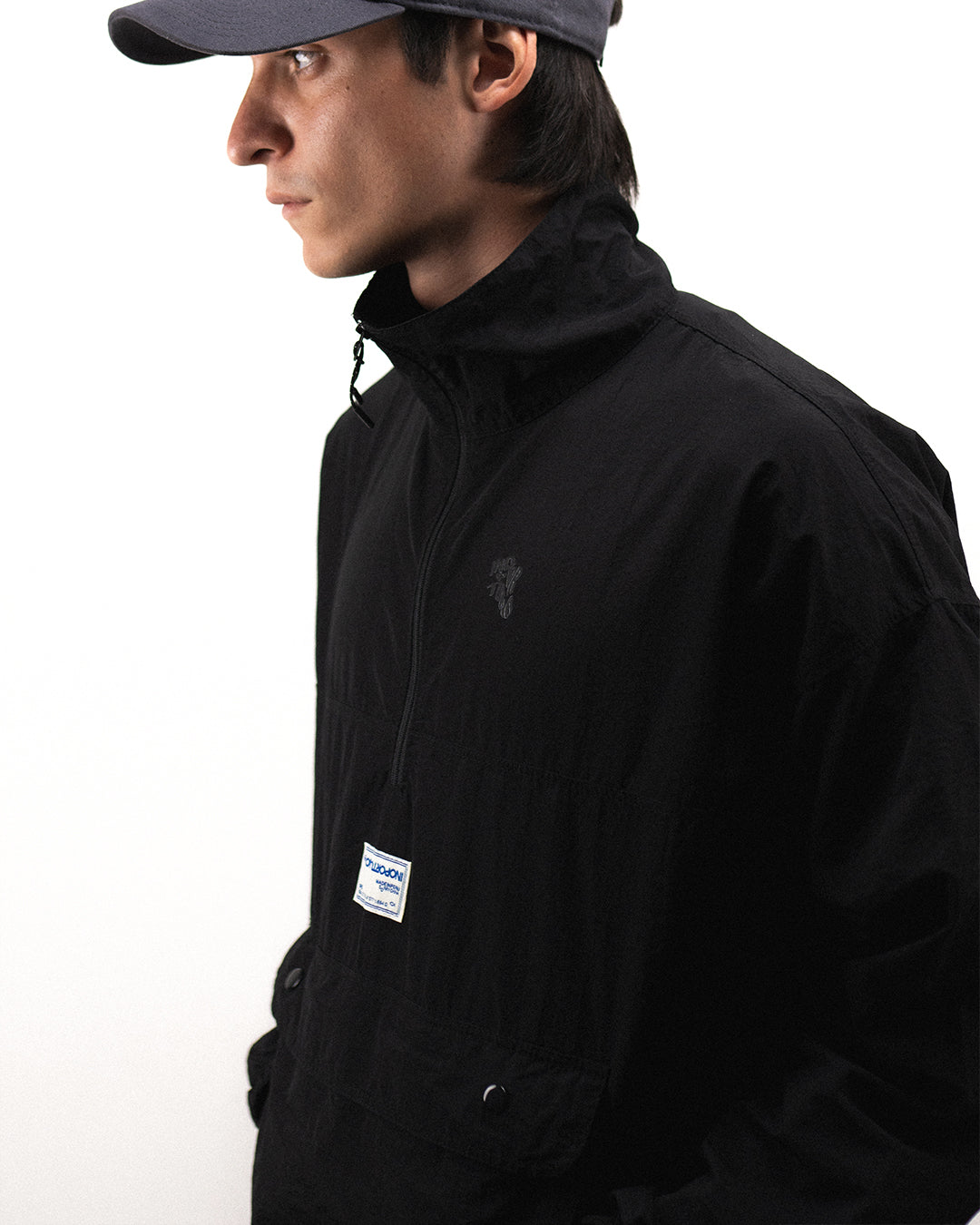 Windbreaker Big Pocket - Black, casaca cortaviento de INOPORTUNO. Foto 2 de 5