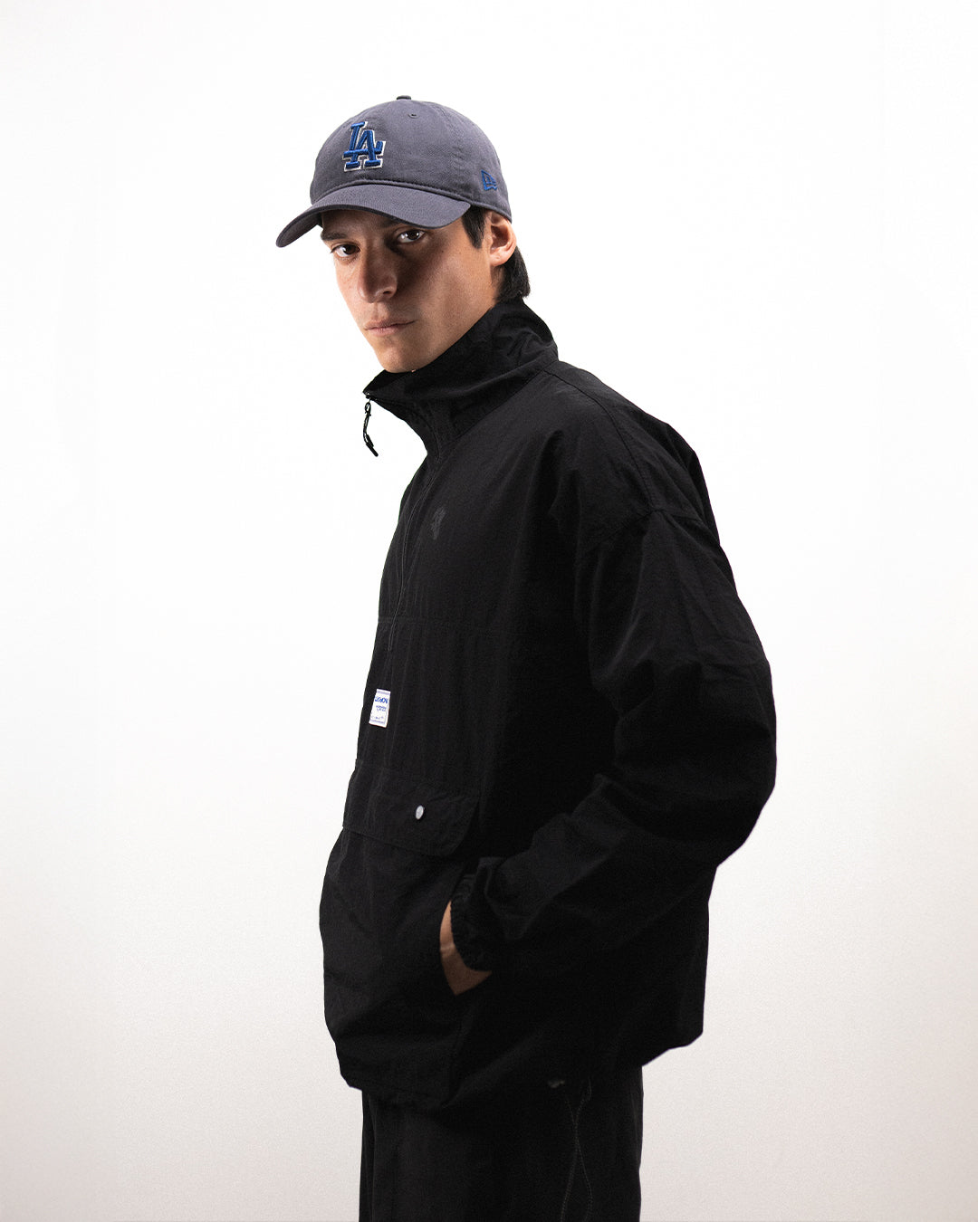 Windbreaker Big Pocket - Black, casaca cortaviento de INOPORTUNO. Foto 4 de 5