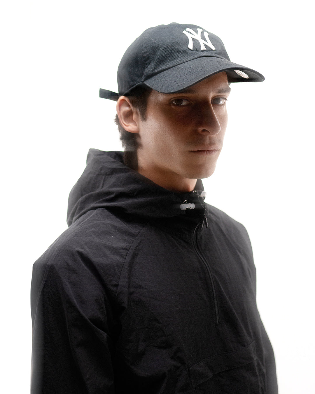 Windbreaker Hoodie - Black, casaca cortaviento de INOPORTUNO. Foto 3 de 10