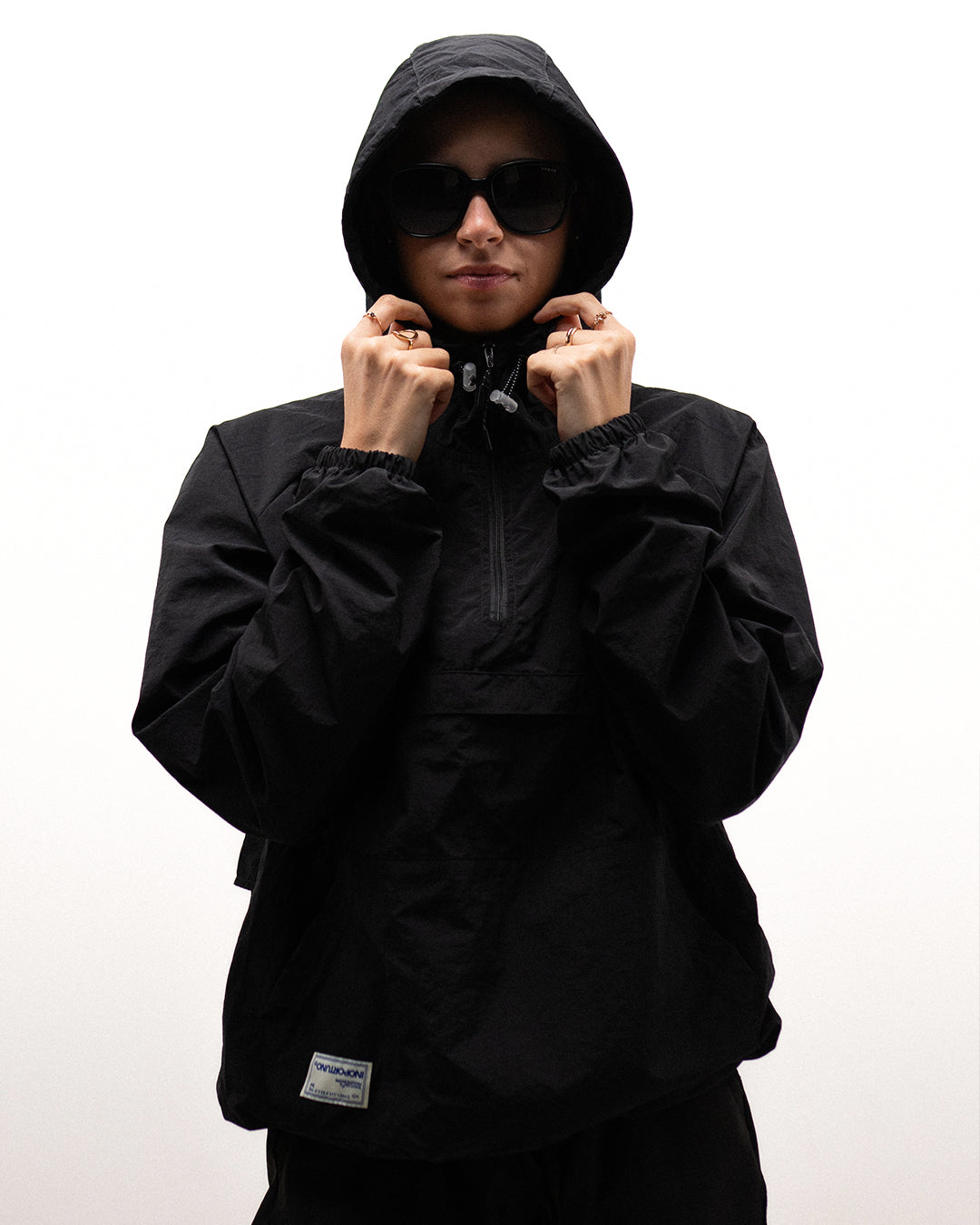 Windbreaker Hoodie - Black, casaca cortaviento de INOPORTUNO. Foto 9 de 10