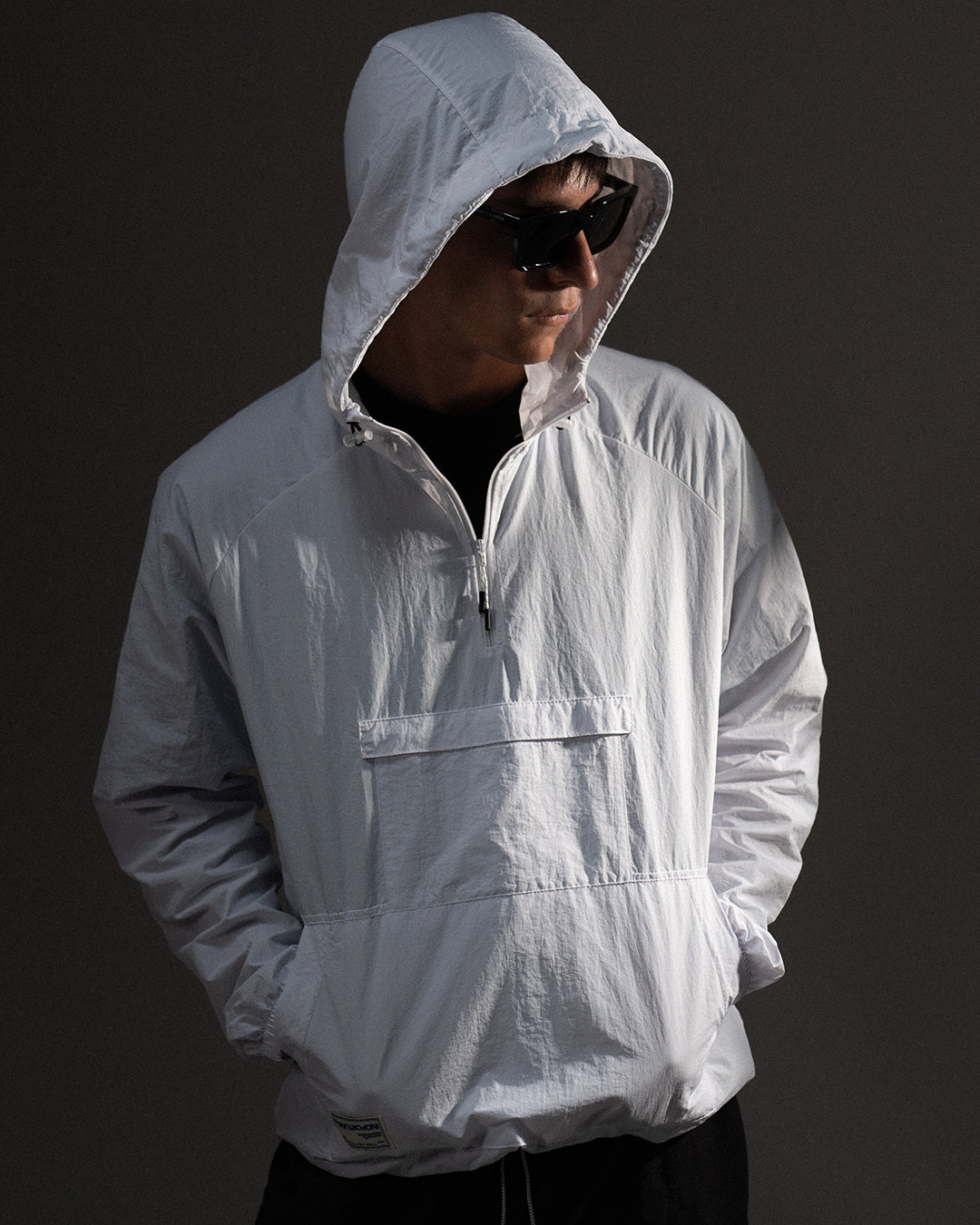 Windbreaker Hoodie - White, casaca cortaviento de INOPORTUNO. Foto 10 de 10